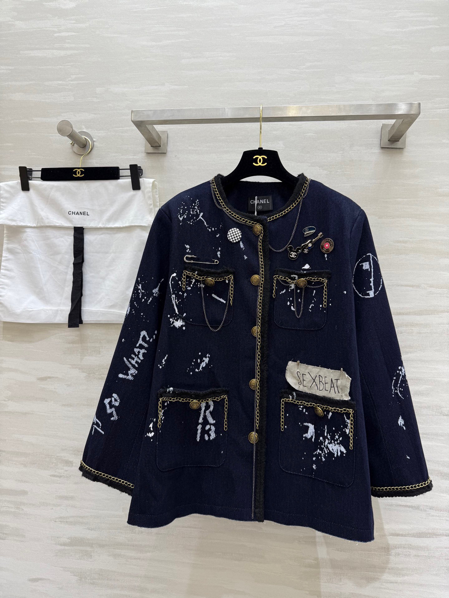 NO:449335,/CHANE Nini's jacket is so beautiful. Jennie Jin Zhini and Yu Shuxin's little fairy are wearing a hand-painted little scent style jacket show. The high-end hand-painted version! The entire design of super heavy industry graffiti!  sizeS/M/L (size size 43 shoulder width, bust 100, length 71), chanel, jackets & coats, alexander wang19860909/CHANE 妮妮外套太美了 Jennie金智妮和虞书欣小妖精 都在穿的手绘小香风外套秀场 高定手绘版!超级重工的涂鸦整个设计！ sizeS/M/L（s码肩宽43,胸围100,衣长71）,,chanel,jackets & coats,alexander wang,Women's clothing