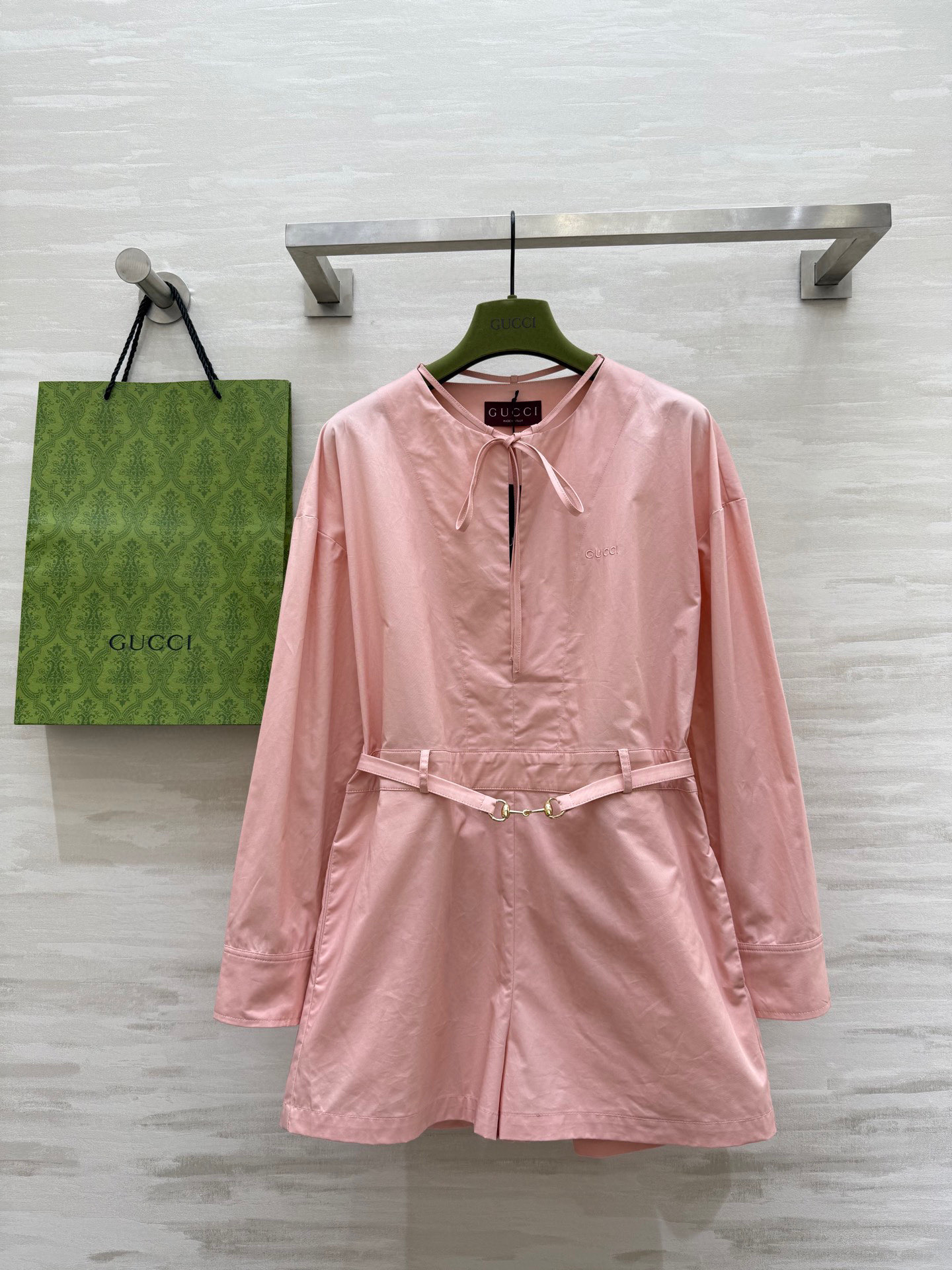 NO:450167,#Gucc shirt jumpsuits, straight and stylish shirt fabric, tied and open neckline, waist-closed straight-tube style, slim and tall, cool and cool, high-quality customization, spot first-time sizeS/M/L (size s-s bust 94, 72, hip circumference 98),,gucci,shirts,alexander wang19860909#Gucc衬衫式连体裤 挺阔有型衬衣面料 系带开襟领口 收腰直筒版型显瘦又高挑 可酷可飒 高品质定制 现货首发sizeS/M/L（s码胸围94,衣长72,臀围98）,,gucci,shirts,alexander wang,Women's clothing