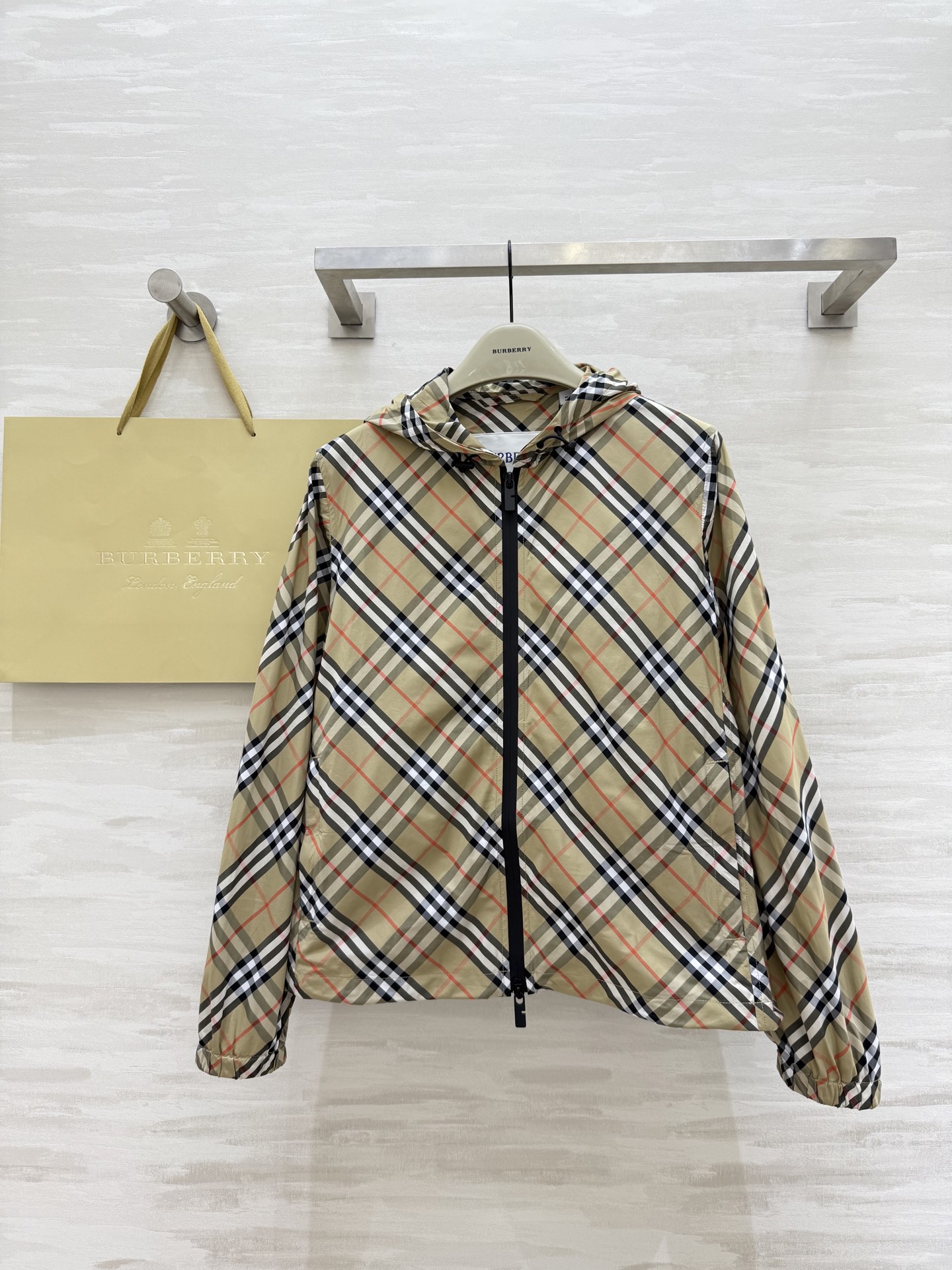 NO:450174,#Burberr early autumn new style tiled hooded jacket with black cuff embellishment High-quality customization Spot sizeS/M/L/XL/XXL (M size shoulder width 43, bust 104, length 60), burberry, jackets & coats,hats,alexander wang19860909#Burberr早秋新款 斜格纹连帽外套 袖口黑标点缀 高品质定制 现货首发sizeS/M/L/XL/XXL（M码肩宽43,胸围104,衣长60）,,burberry,jackets & coats,hats,alexander wang,Women's clothing