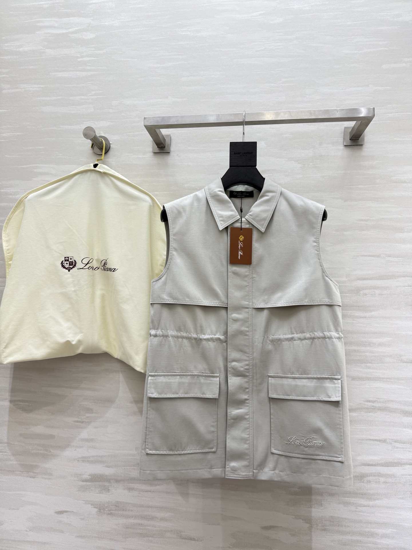 NO:450178,#LP early autumn new style, handsome workwear style, lapel vest jacket, custom printed plaid pattern inside, low-key luxury to enhance style, H-style matching, drawstring waist design, versatile and fashionable stacking artifact, multi-pocket embroidery logo design, rich details, high-quality customization, spot first-time sizeS/M/L (size s-s bust 98, 68, 68),,loro piano, jackets & coats,alexander wang19860909#LP早秋新款 帅气工装风 翻领马甲外套 内里定制印花格纹做法 低调奢华提升格调 H版型搭配抽绳收腰设计 百搭时髦叠搭神器 工装风多口袋刺绣logo设计丰富细节 高品质定制 现货首发sizeS/M/L（s码胸围98衣长68）,,loro piana,jackets & coats,alexander wang,Women's clothing