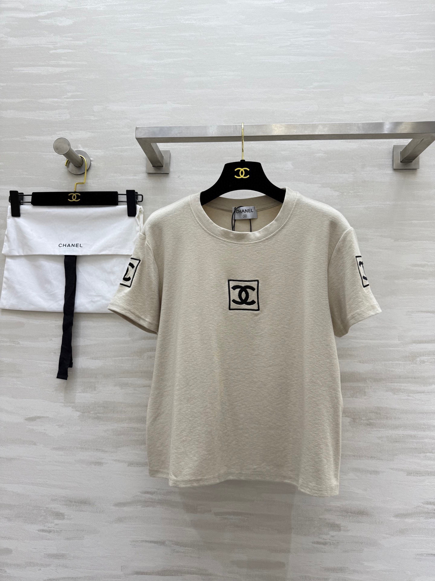 NO:450188,# Milk tea small ice cube T-shirt with a tone!! Super expensive high-end milk tea, atmosphere beauty manufacturing machine, my upper body is really gentle and dizzy!  High-quality customization, first-time delivery in stock, high-quality dust bag size36/38/40 (36 size shoulder width 60, bust 98, clothing length 48),,tees, t-shirt,alexander wang19860909# 奶茶小冰块T恤 腔调感爆棚!!!超显贵的 高级奶茶 氛围美女制造机 上身真的温柔晕了！高品质定制 现货首发 配送高品防尘袋 size36/38/40（36码肩宽60,胸围98,衣长48）,,tees，t-shirt,alexander wang,Women's clothing