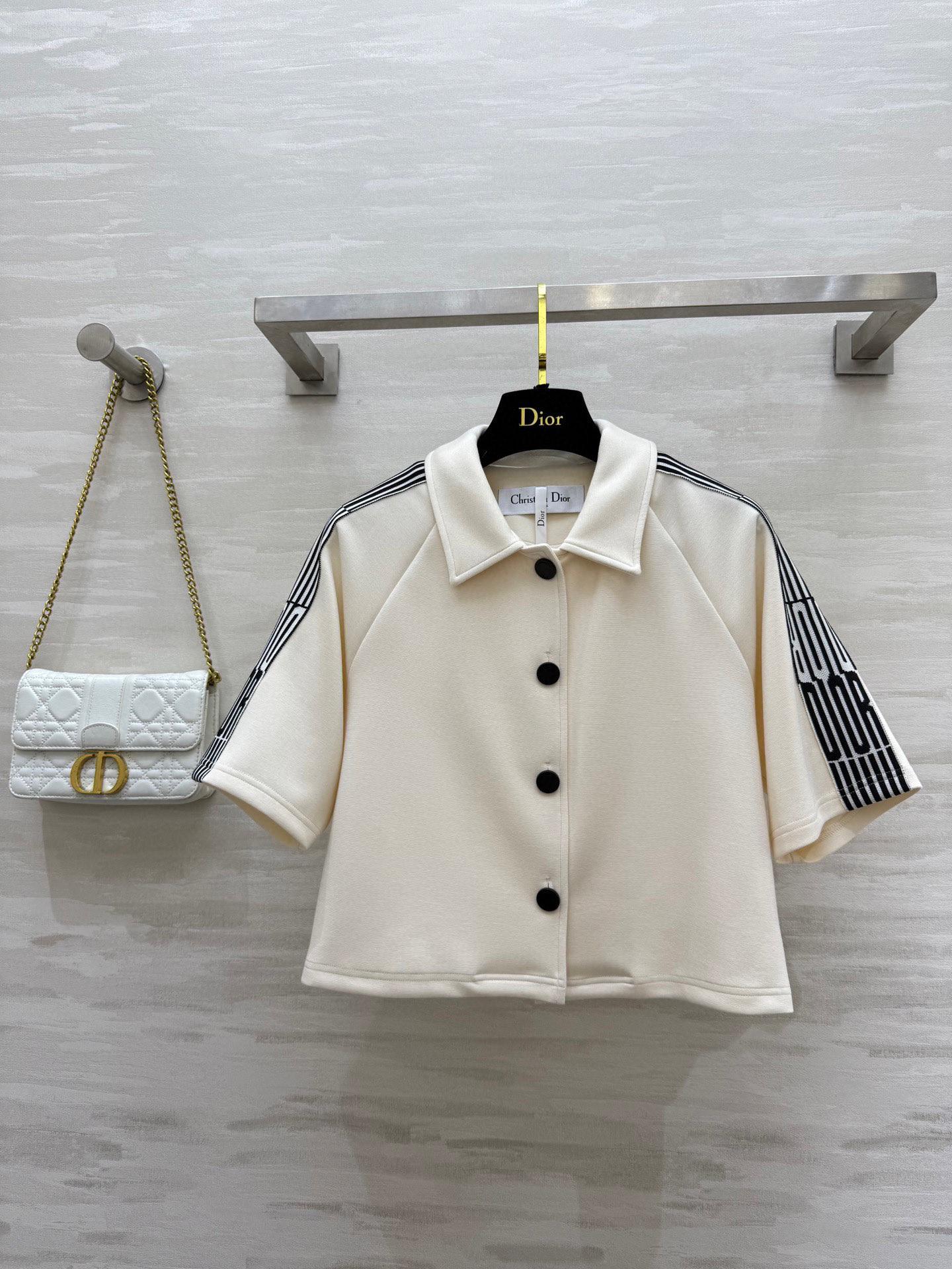 NO:450199,#DIOSignature casual short-sleeved top jacket, shoulder logo webbing splicing and embellishment exquisite and high-end three-dimensional tailoring style timeless classic high-quality customization spot first-time size36/38/40 (36 size bust 100, 46 length),,dior,jackets & coats,T-shirt,alexander wang19860909#DIOSignature休闲短袖上衣外套 肩部logo织带拼接点缀精致高级 立体剪裁版型永恒经典 高品质定制 现货首发size36/38/40（36码胸围100,衣长46）,,dior,jackets & coats,T-shirt,alexander wang,Women's clothing