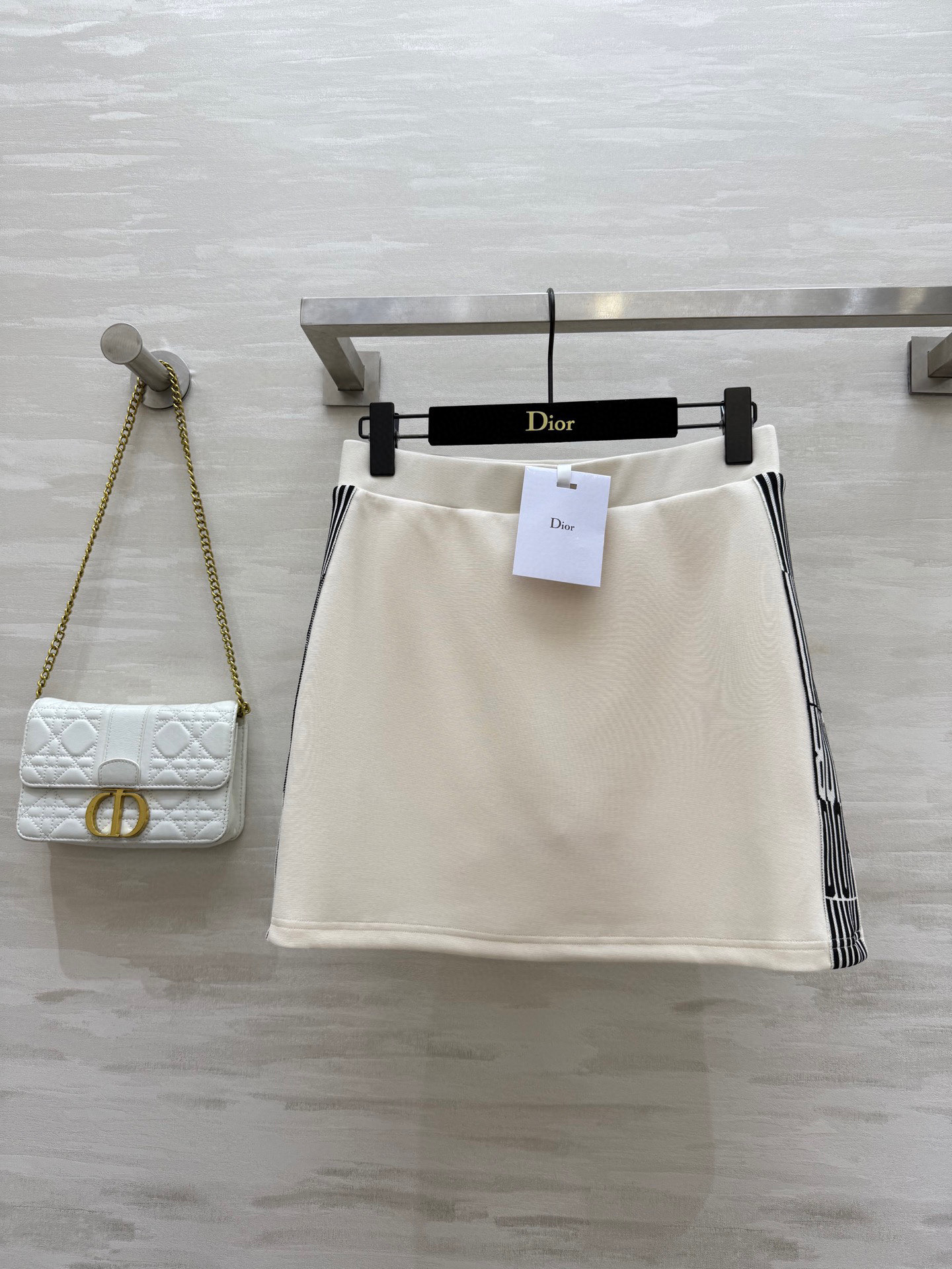 NO:450165,#DIOSignature casual short skirt logo webbing splicing embellishment exquisite and high-end three-dimensional tailoring style eternal classic high-quality customization spot first-time size36/38/40 (36-size elastic waist circumference 68, hip circumference 92, length 40), dior, skirts, alexander wang19860909#DIOSignature休闲短款半裙 logo织带拼接点缀精致高级 立体剪裁版型永恒经典 高品质定制 现货首发size36/38/40（36码弹力腰围68,臀围92,衣长40）,,dior,skirts,alexander wang,Women's clothing