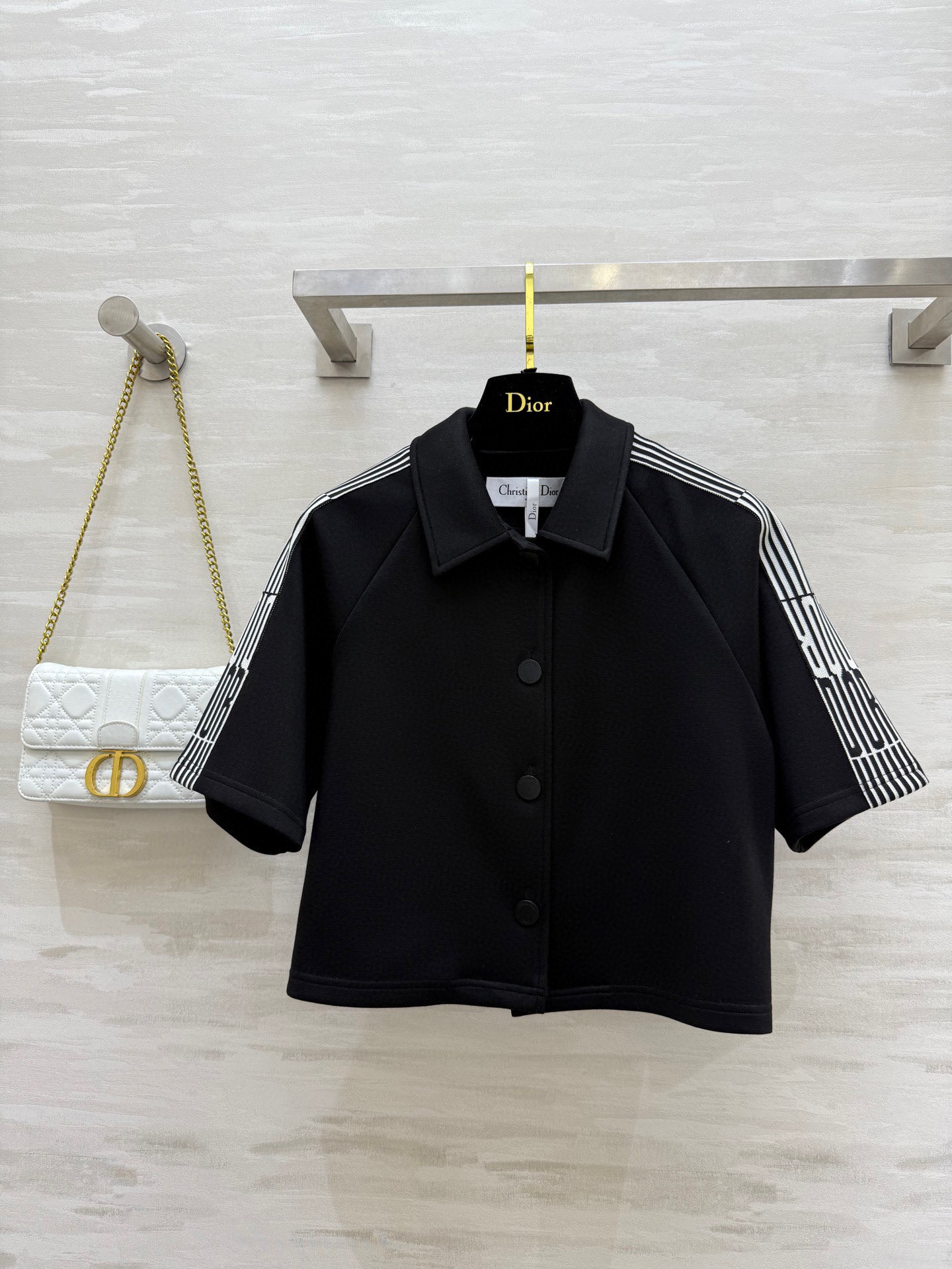 NO:450170,#DIOSignature casual short-sleeved top jacket, shoulder logo webbing splicing and embellishment exquisite and high-end three-dimensional tailoring style timeless classic high-quality customization spot first-time size36/38/40 (36 size bust 100, 46 length),,dior,jackets & coats,T-shirt,alexander wang19860909#DIOSignature休闲短袖上衣外套 肩部logo织带拼接点缀精致高级 立体剪裁版型永恒经典 高品质定制 现货首发size36/38/40（36码胸围100,衣长46）,,dior,jackets & coats,T-shirt,alexander wang,Women's clothing