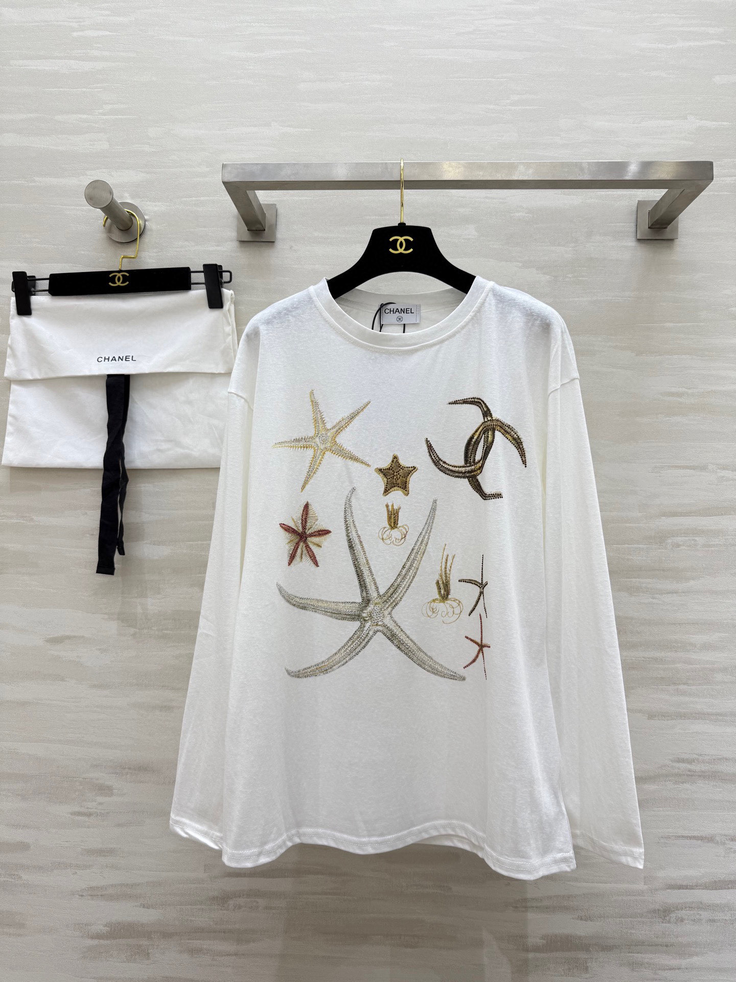 NO:450184,#Chane sunscreen long-sleeved top with diamond!  Super beautiful and heavy, it’s really invincible and comfortable!  The upper body will not stick to the skin at all!  Thin, soft, smooth and cool. Drilling and drilling embellishments like wearing luck on your body in the sun. Lazy oversize style + rotator sleeves. It is extremely slimming. Windproof and sun protection and sexy. High-quality customization. Spot first-time size36/38/40 (), chanel, versace, alexander wang19860909#Chane防晒长袖上衣 带钻！超级美很重真的无敌舒服！上身完全不会贴在皮肤上！薄薄软软滑滑的很凉快 钻钻点缀阳光下像把幸运穿在身上 慵懒oversize版型+落肩袖 藏肉显瘦一绝 防风防晒又性感 高品质定制 现货首发size36/38/40（）,,chanel,versace,alexander wang,Women's clothing