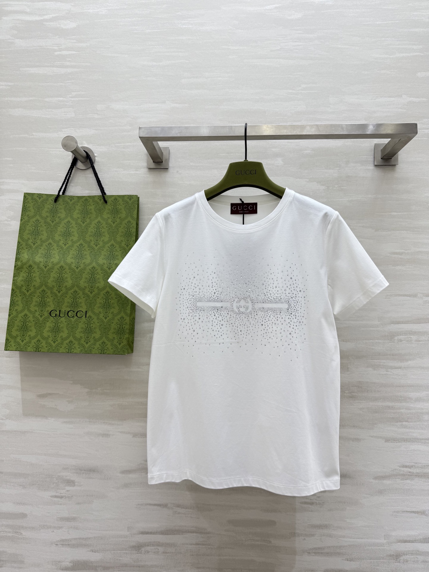 NO:451408,#Gucc new GG letters full of star ironing diamond short-sleeved T-shirt Customized mercerized cotton fabric skin-friendly and comfortable High-quality customization Spot sizeS/M/L (M size shoulder width 38, bust 90, length 60), gucci, T-shirt,tees, t-shirt,alexander wang19860909#Gucc新款 GG字母满天星烫钻短袖T恤 定制丝光棉面料亲肤舒适 高品质定制 现货首发sizeS/M/L（M码肩宽38,胸围90,衣长60）,,gucci,T-shirt,tees，t-shirt,alexander wang,Women's clothing