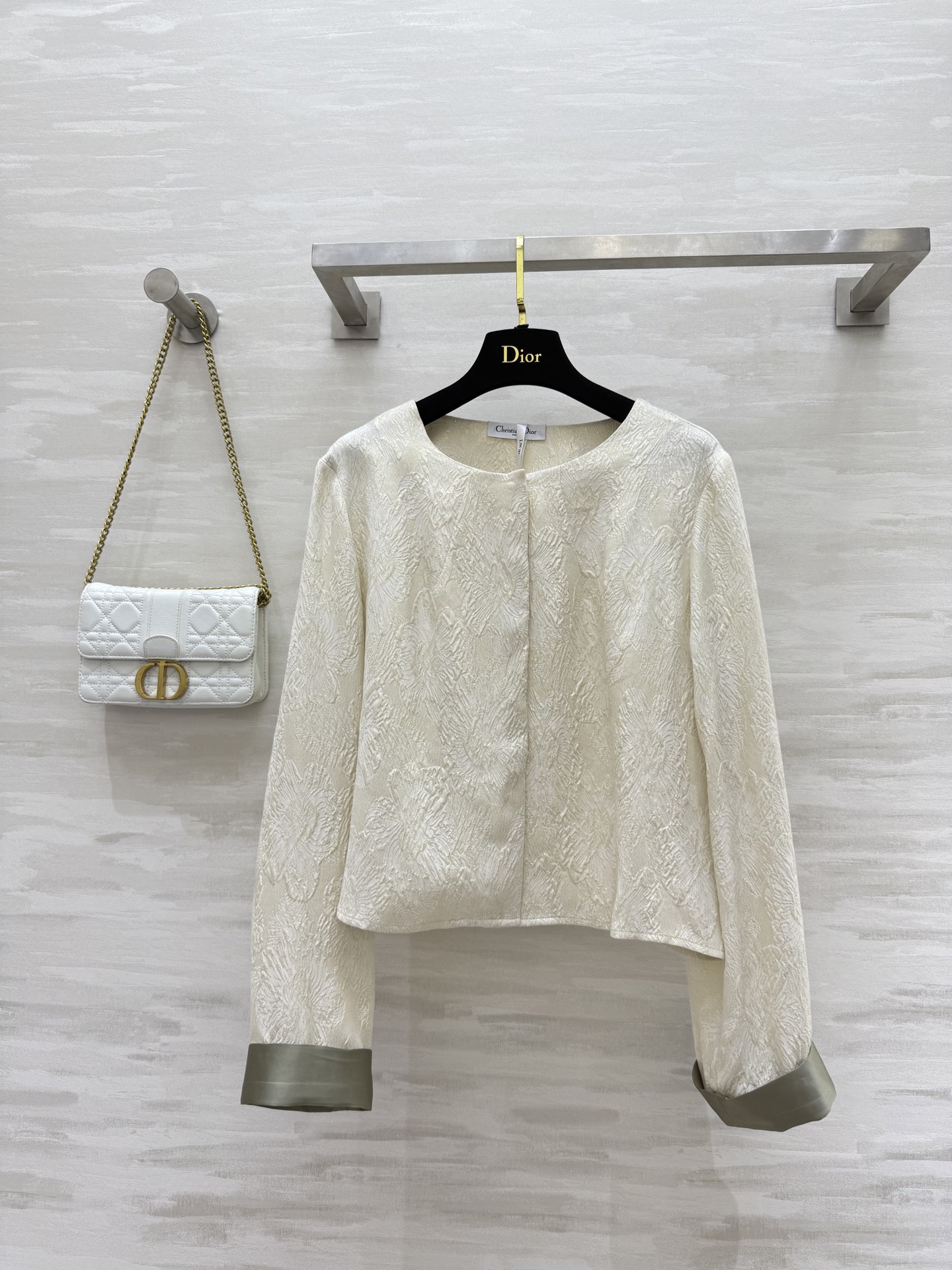 NO:451932,#DIO early autumn new style embossed silk gold thread contrasting cuff short jacket Customized embossed silk texture High quality spot first-time sizeS/M/L/XL (M size shoulder width 39, bust 110, length 50), dior, jackets & coats, real silk, alexander wang19860909#DIO早秋新款 浮雕真丝金线 撞色袖口短款外套 定制浮雕真丝质地 高品质 现货首发sizeS/M/L/XL（M码肩宽39,胸围110,衣长50）,,dior,jackets & coats,real silk,alexander wang,Women's clothing