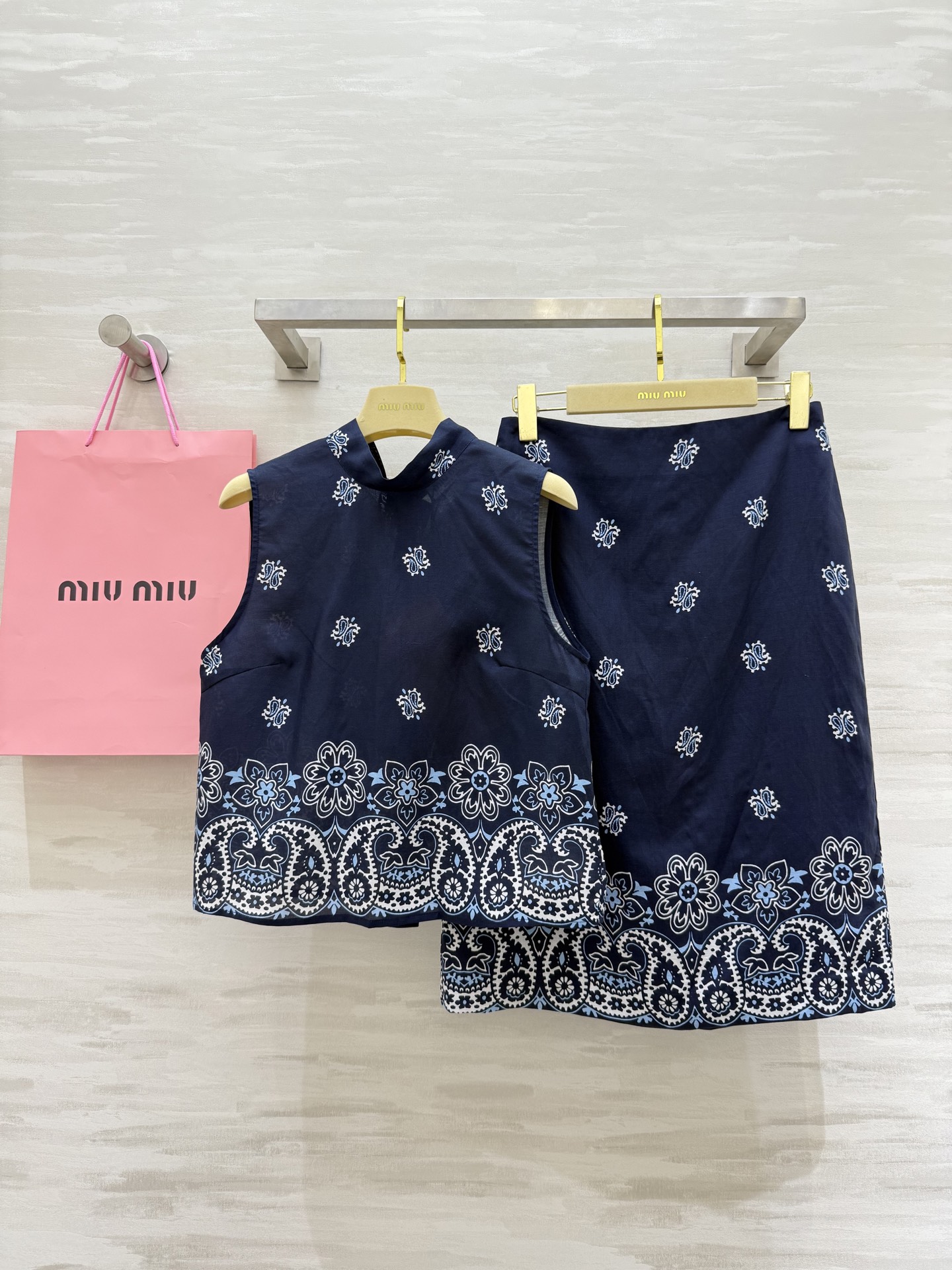 NO:451943,#Miumi new product♀Ancient style dressing and vacation series printing set High quality customization Spot first-time sizeS/M/L (size size 86, length 50, skirt waist 64, hip 90, skirt length 63),,miumiu, skirt 6kirts,alexander wang19860909#Miumi新品♀ 古风穿搭度假系列印花套装 高品质定制 现货首发sizeS/M/L（s码胸围86,衣长50,半裙腰围64,臀围90,裙长63）,,miumiu,skirts,alexander wang,Women's clothing