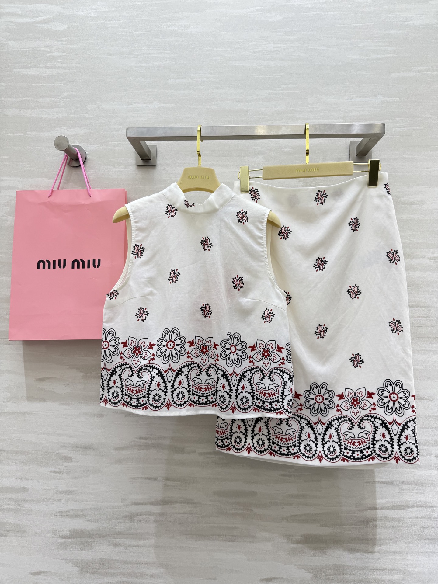 NO:451956,#Miumi new product♀Ancient style dressing and vacation series printing set High quality customization Spot first-time sizeS/M/L (size size 86, length 50, skirt waist 64, hip 90, skirt length 63),,miumiu, skirt 6kirts,alexander wang19860909#Miumi新品♀ 古风穿搭度假系列印花套装 高品质定制 现货首发sizeS/M/L（s码胸围86,衣长50,半裙腰围64,臀围90,裙长63）,,miumiu,skirts,alexander wang,Women's clothing