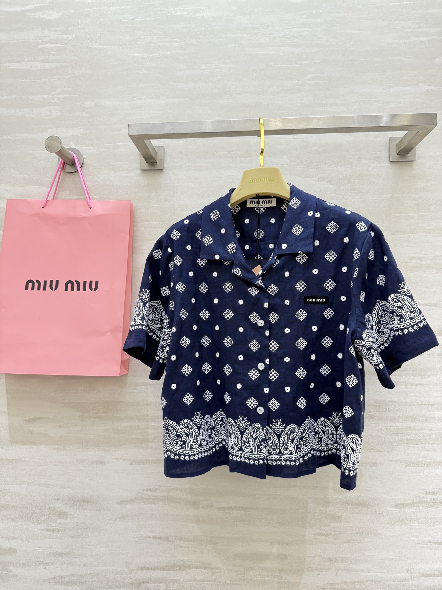 NO:451974,#Miumi new product♀Ancient style dressing and vacation series printed shirts, high-quality customization, spot first-time sizeS/M/L (size s-shoulder width 42, bust 100, length 49),,miumiu,alexander wang19860909#Miumi新品♀ 古风穿搭度假系列印花衬衣 高品质定制 现货首发sizeS/M/L（s码肩宽42,胸围100,衣长49）,,miumiu,alexander wang,Women's clothing