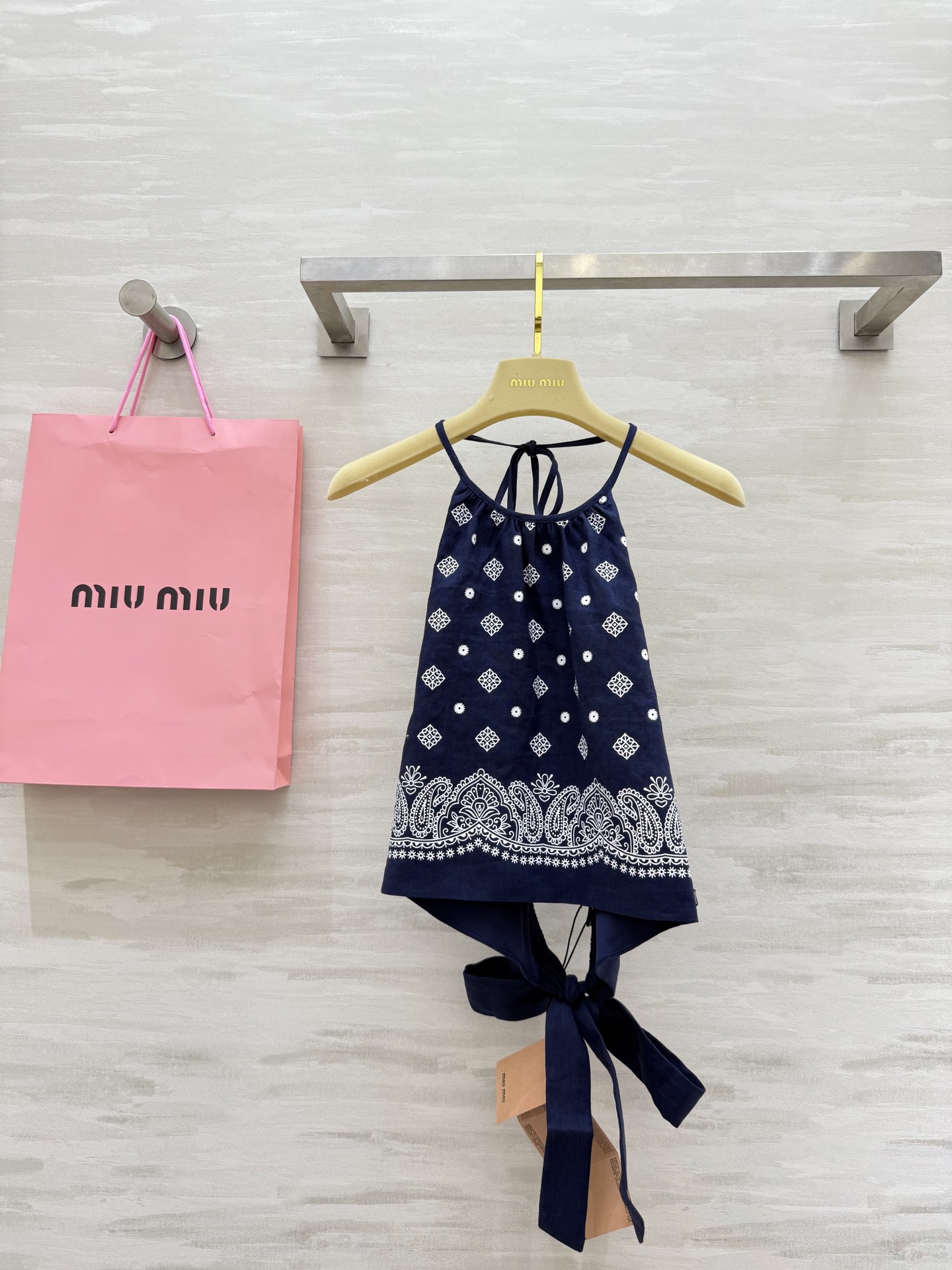NO:451996,#Miumi new product♀Ancient style dressing and vacation series printed neck halter high-quality customization spot first-time sizeS/M/L (size s bust 82, 39 length),,miumiu,alexander wang19860909#Miumi新品♀ 古风穿搭度假系列印花挂脖吊带 高品质定制 现货首发sizeS/M/L（s码胸围82,衣长39）,,miumiu,alexander wang,Women's clothing