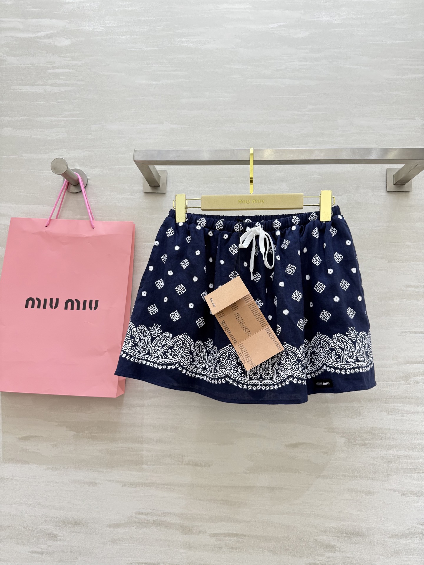 NO:451951,#Miumi new product♀Ancient style dressing vacation series short skirt high-quality customization spot first-time sizeS/M/L (size size 64 waist circumference, 34 length),,miumiu, skirts,alexander wang19860909#Miumi新品♀ 古风穿搭度假系列短款半裙 高品质定制 现货首发sizeS/M/L（s码腰围64,衣长34）,,miumiu,skirts,alexander wang,Women's clothing