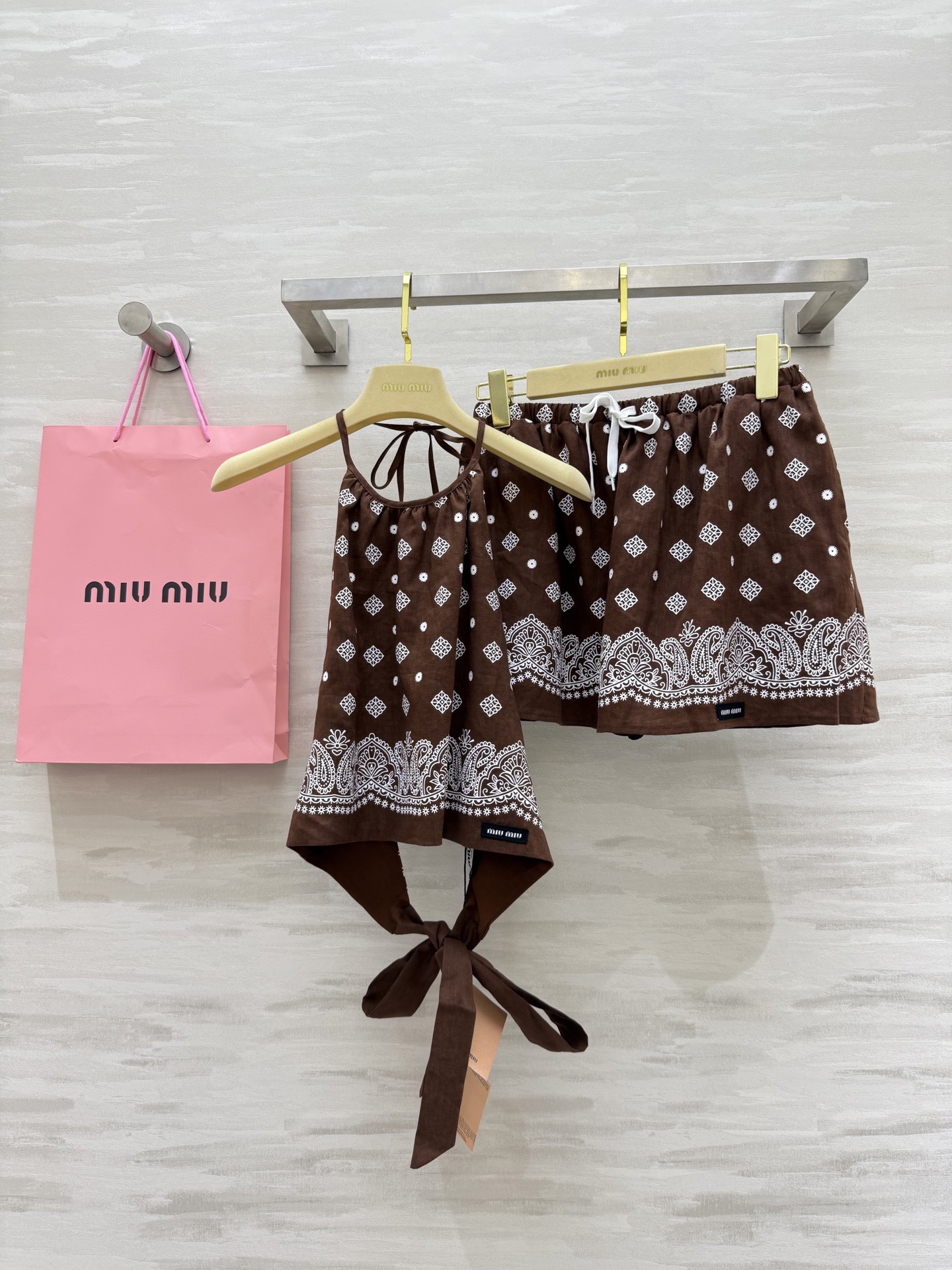NO:451963,#Miumi new product♀Ancient style dressing and vacation series printed neck halter high-quality customization spot first-time sizeS/M/L (size s bust 82, 39 length),,miumiu,alexander wang19860909#Miumi新品♀ 古风穿搭度假系列印花挂脖吊带 高品质定制 现货首发sizeS/M/L（s码胸围82,衣长39）,,miumiu,alexander wang,Women's clothing