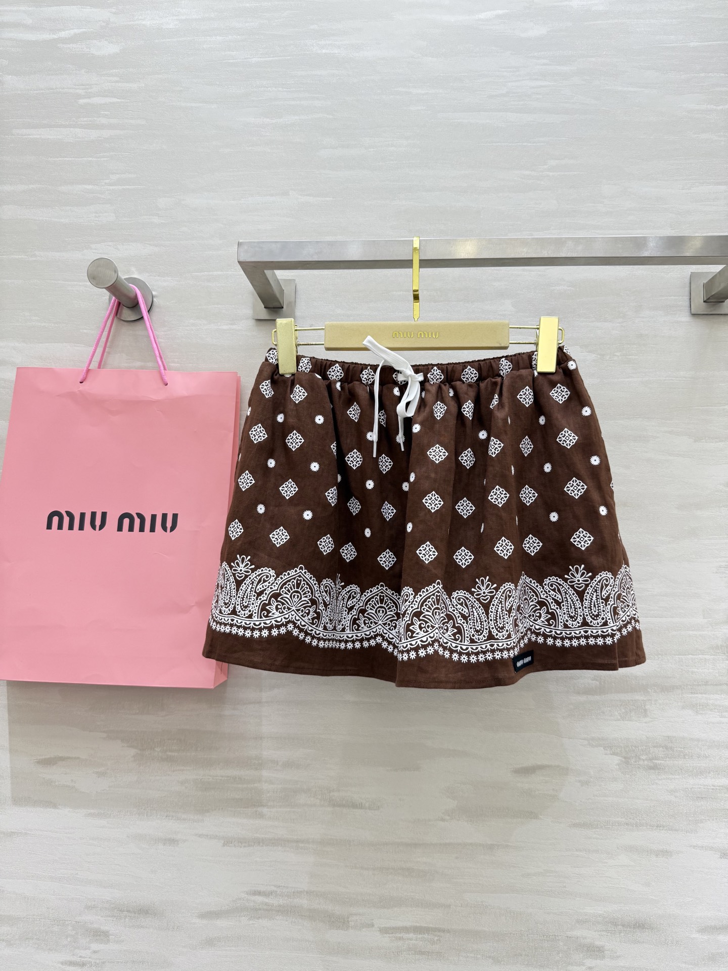 NO:451975,#Miumi new product♀Ancient style dressing vacation series short skirt high-quality customization spot first-time sizeS/M/L (size size 64 waist circumference, 34 length),,miumiu, skirts,alexander wang19860909#Miumi新品♀ 古风穿搭度假系列短款半裙 高品质定制 现货首发sizeS/M/L（s码腰围64,衣长34）,,miumiu,skirts,alexander wang,Women's clothing