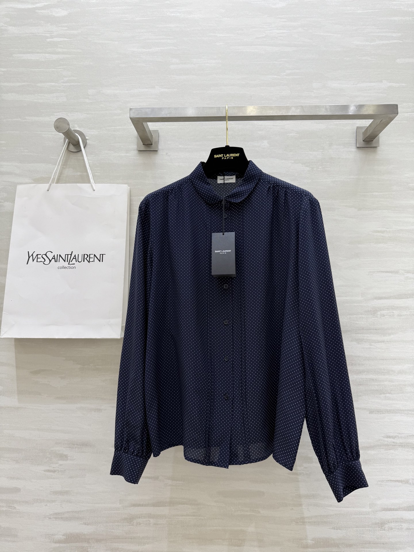 NO:452630,#ysl early autumn new French style 16 Mmi silk shirt Classic retro polka dots 16 Mmi silk exquisite high-quality customization Spot first-time sizeS/M/L/XL (M size shoulder width 38, bust 96, length 64), saint laurent, real silk, alexander wang19860909#ysl早秋新款法式风情 16姆米真丝衬衣 经典复古波点 16姆米真丝精致高级 高品质定制 现货首发sizeS/M/L/XL（M码肩宽38,胸围96,衣长64）,,saint laurent,real silk,alexander wang,Women's clothing