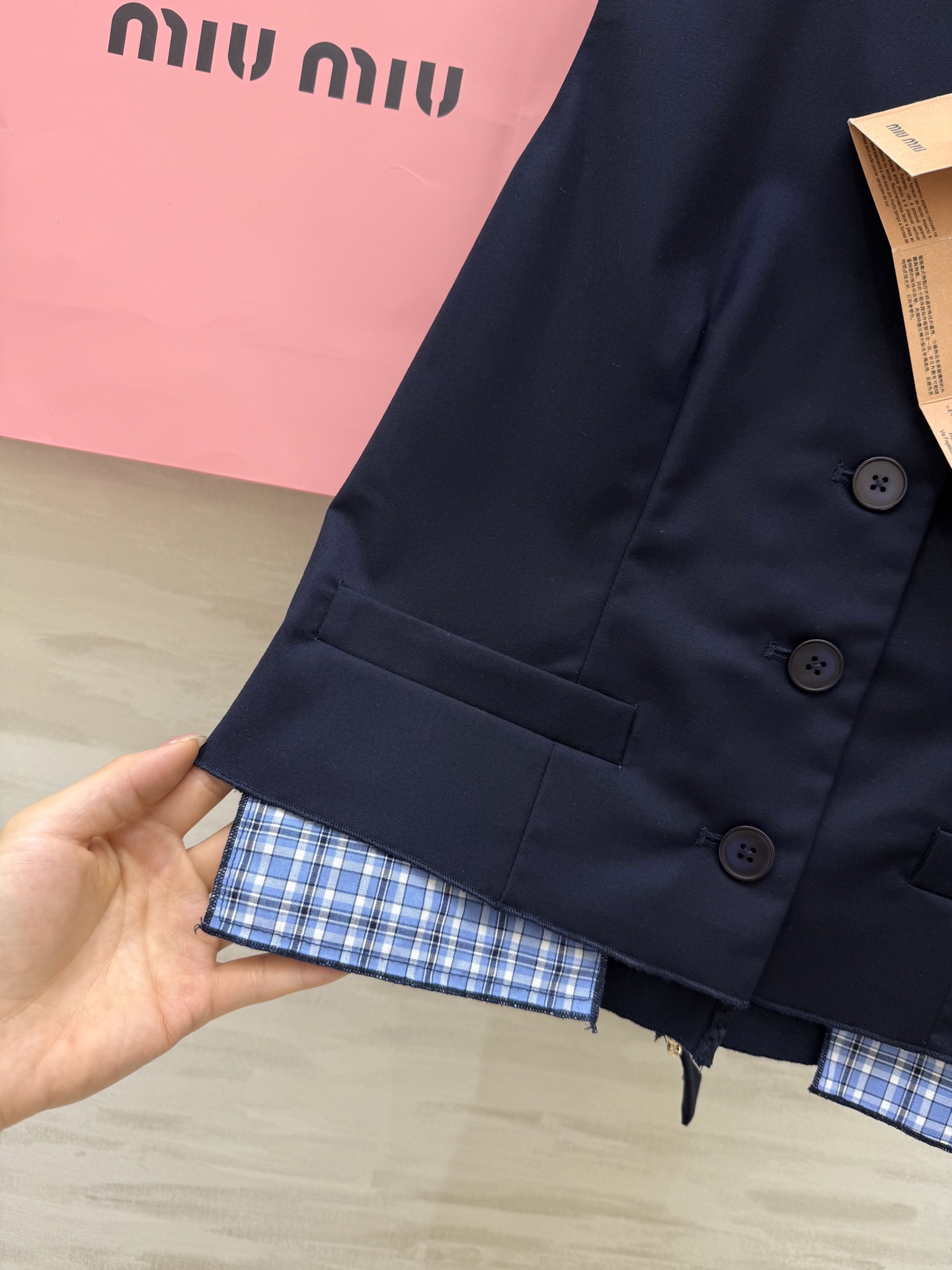 #Miumi♡²⁵新款撞色马甲套装 🖤无袖马甲+压褶半裙 一套上身巨显高 拉高身材比例视觉感 大气优雅 