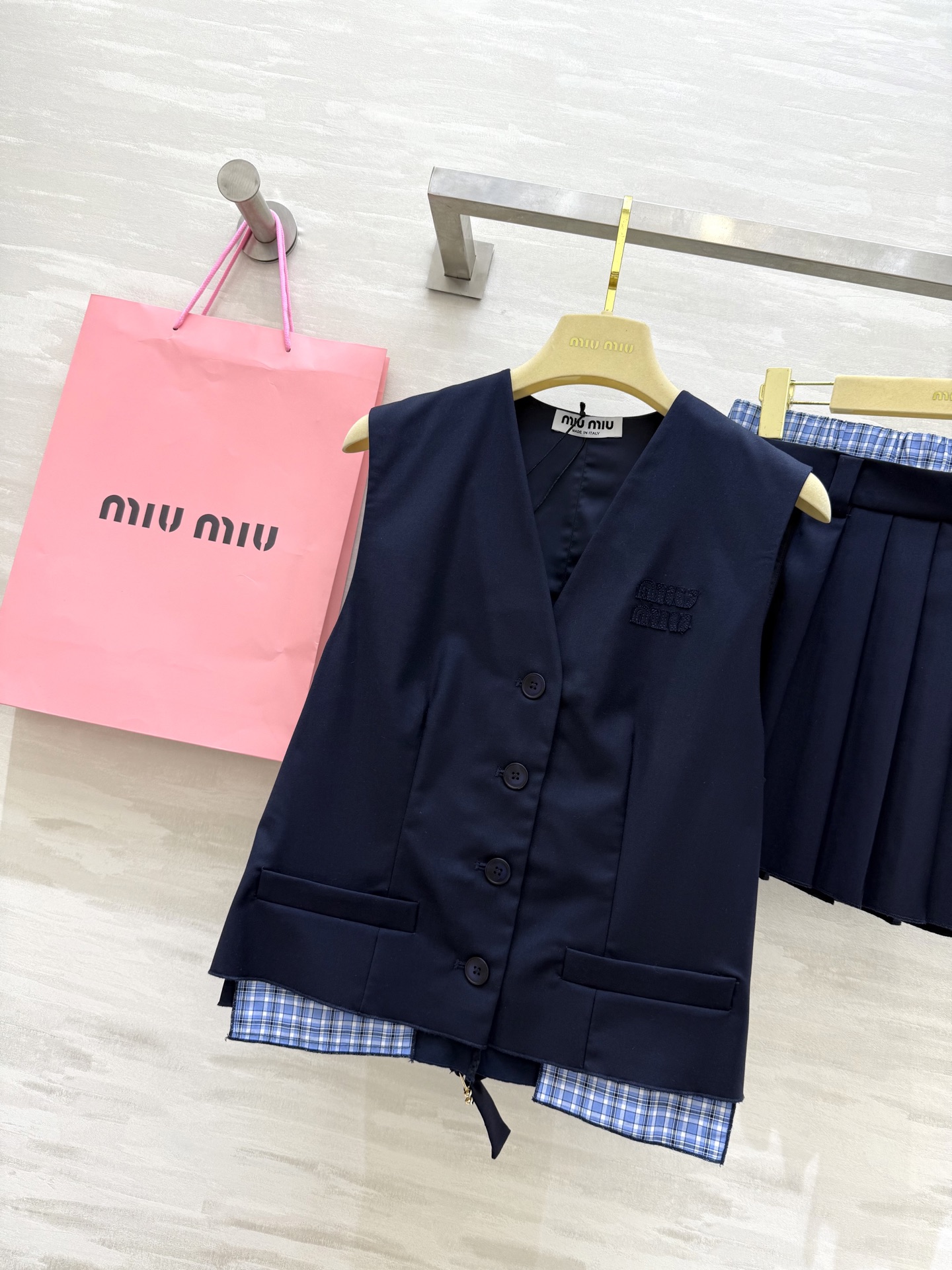 #Miumi♡²⁵新款撞色马甲套装 🖤无袖马甲+压褶半裙 一套上身巨显高 拉高身材比例视觉感 大气优雅 