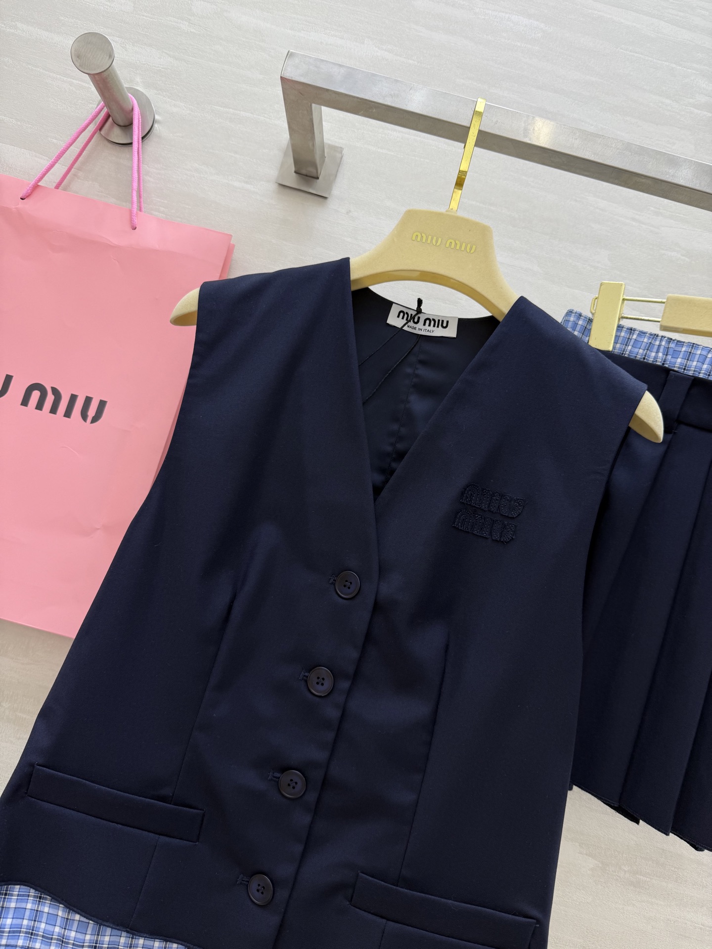 #Miumi♡²⁵新款撞色马甲套装 🖤无袖马甲+压褶半裙 一套上身巨显高 拉高身材比例视觉感 大气优雅 