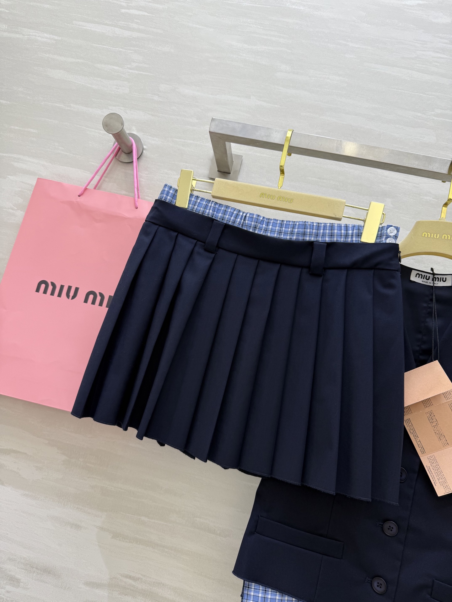 #Miumi♡²⁵新款撞色马甲套装 🖤无袖马甲+压褶半裙 一套上身巨显高 拉高身材比例视觉感 大气优雅 