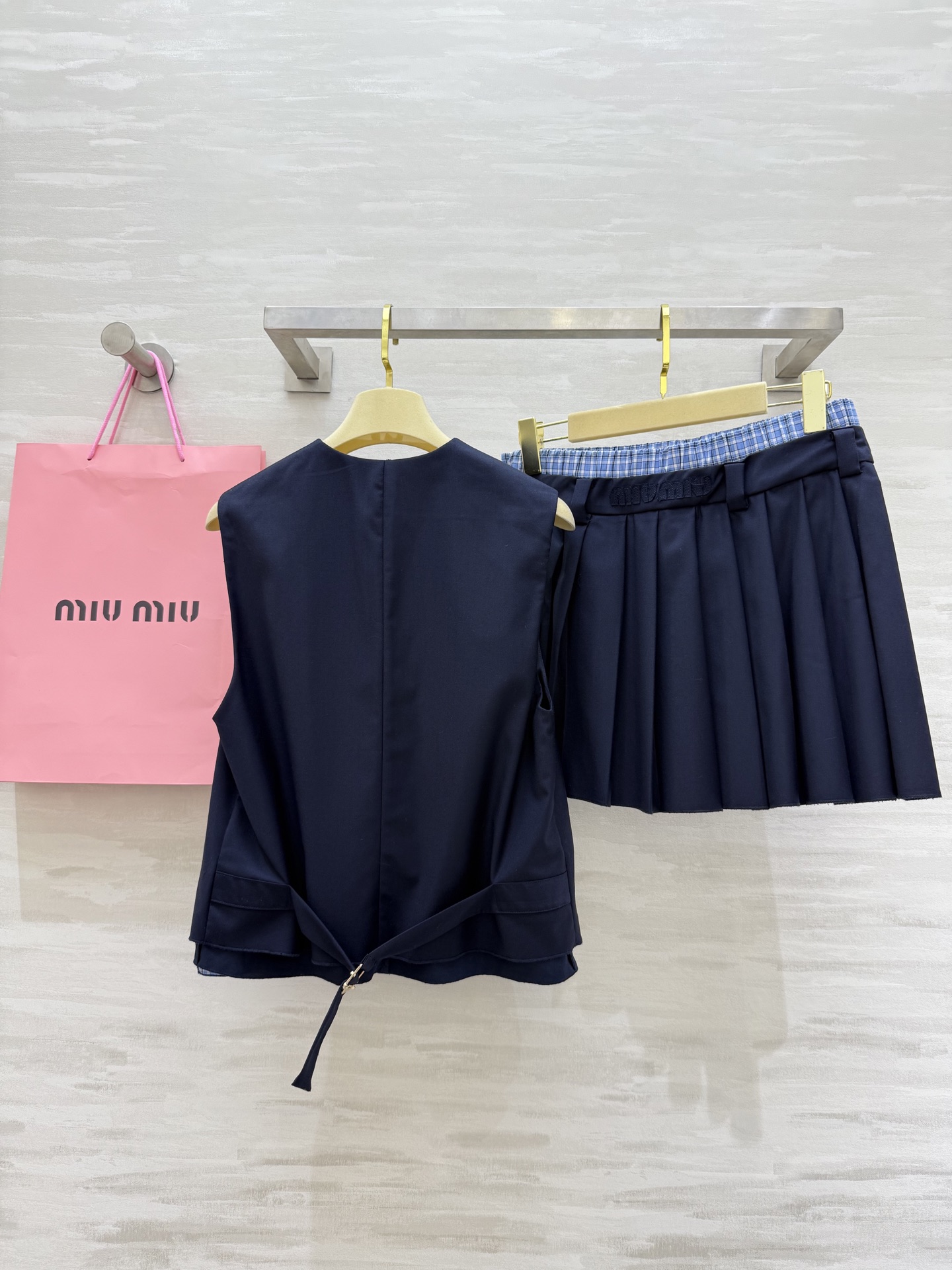 #Miumi♡²⁵新款撞色马甲套装 🖤无袖马甲+压褶半裙 一套上身巨显高 拉高身材比例视觉感 大气优雅 