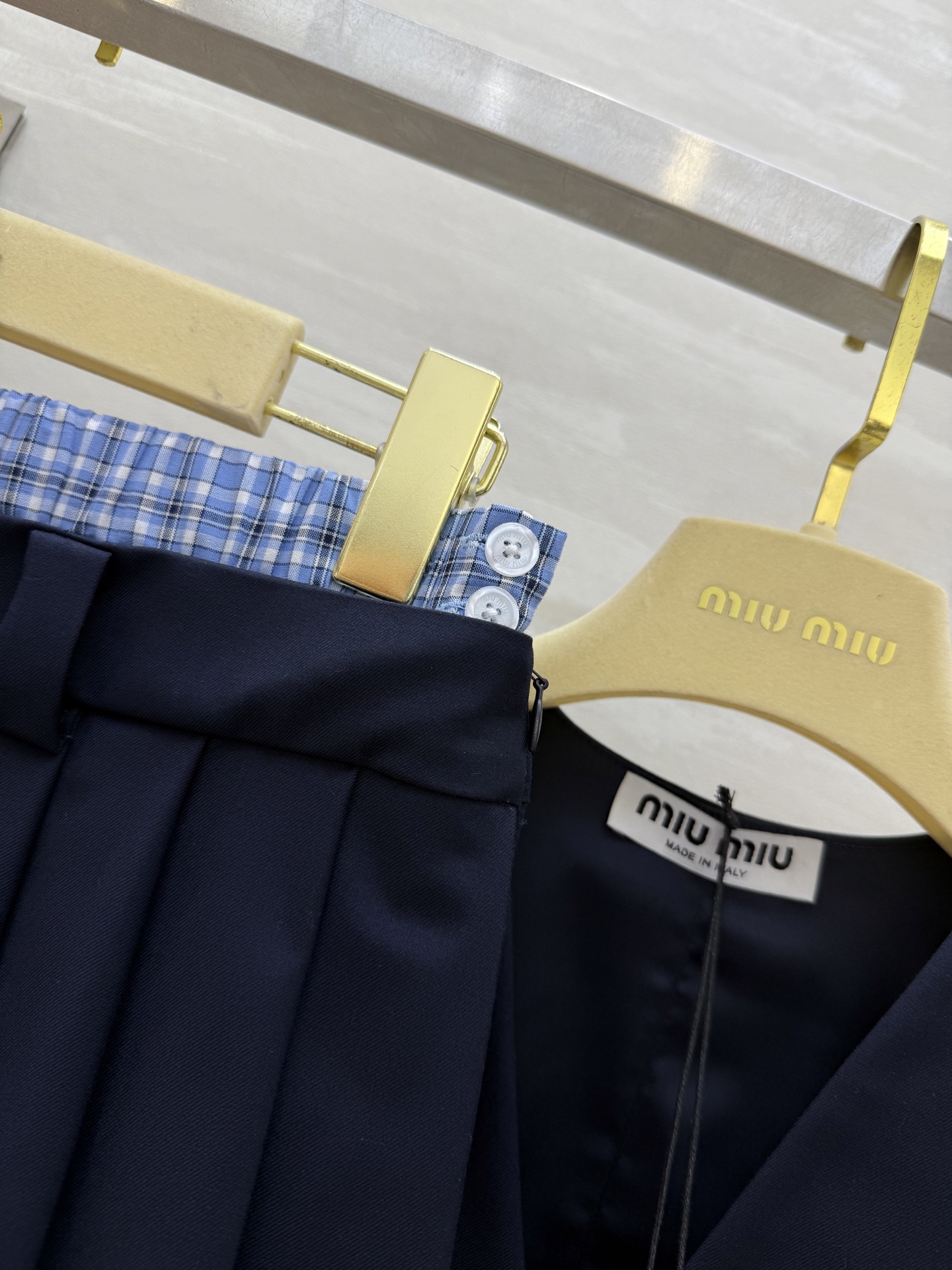 #Miumi♡²⁵新款撞色马甲套装 🖤无袖马甲+压褶半裙 一套上身巨显高 拉高身材比例视觉感 大气优雅 