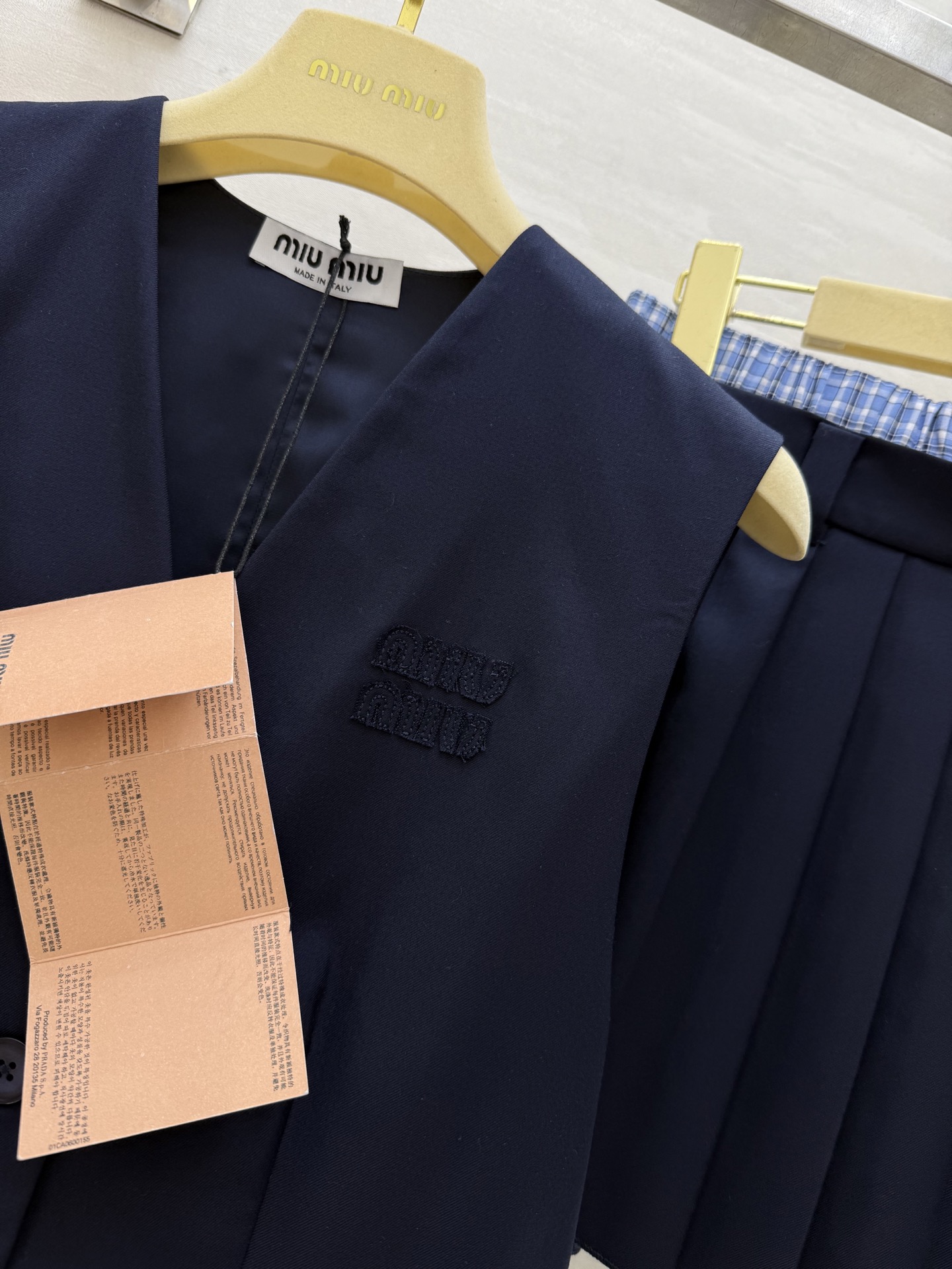 #Miumi♡²⁵新款撞色马甲套装 🖤无袖马甲+压褶半裙 一套上身巨显高 拉高身材比例视觉感 大气优雅 