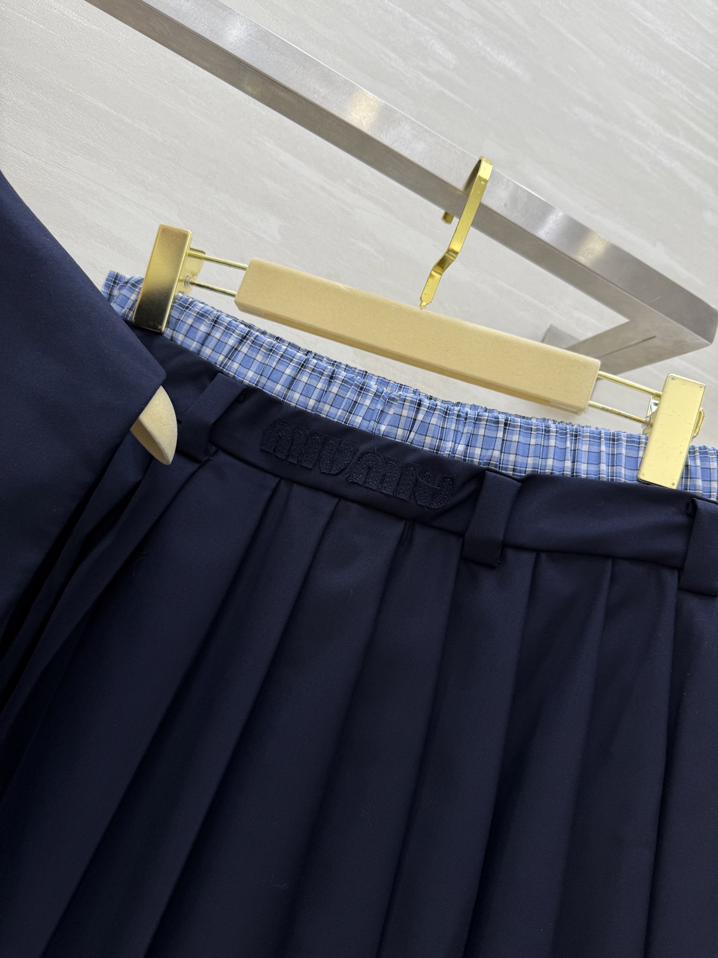 #Miumi♡²⁵新款撞色马甲套装 🖤无袖马甲+压褶半裙 一套上身巨显高 拉高身材比例视觉感 大气优雅 