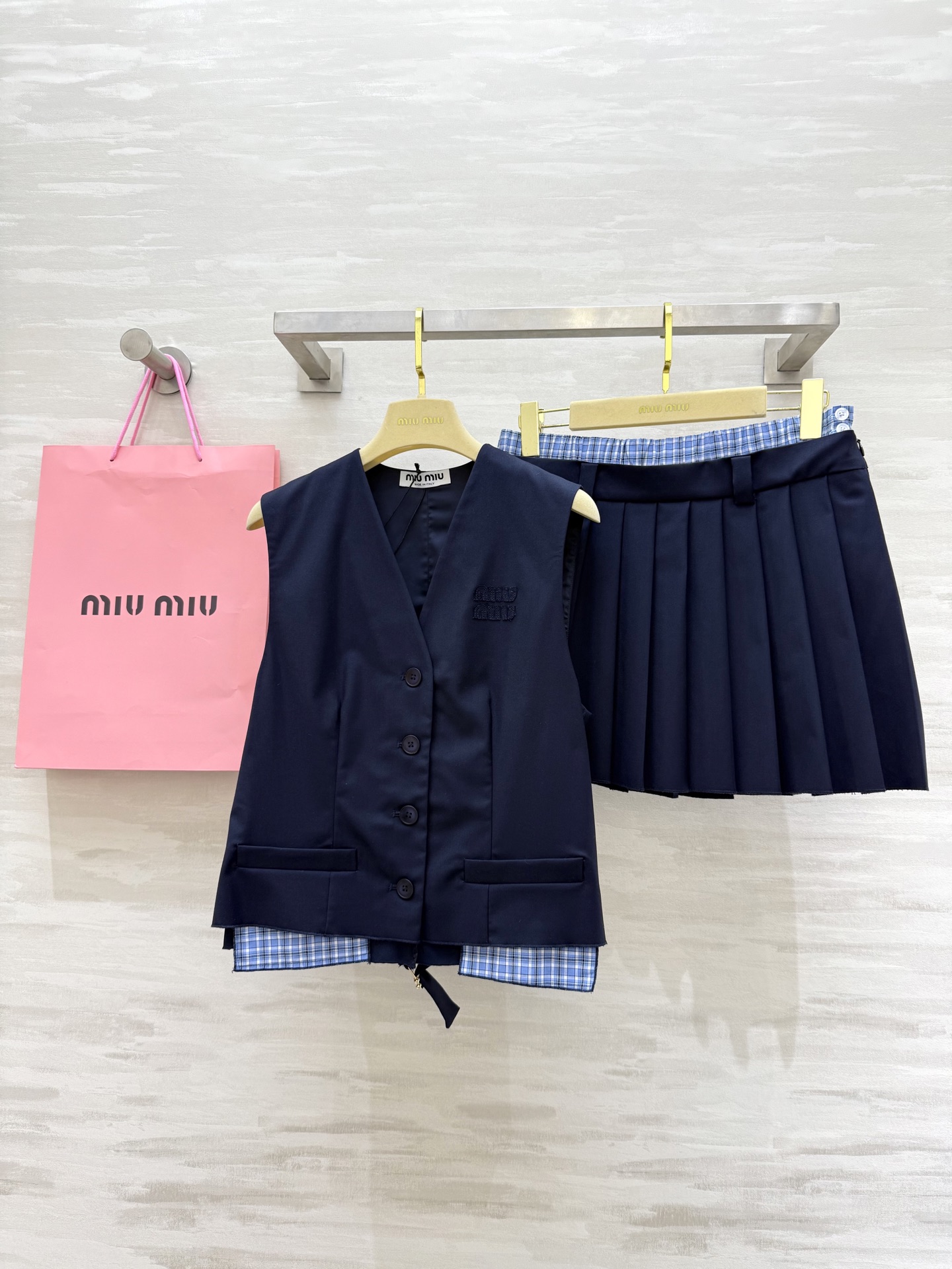 #Miumi♡²⁵新款撞色马甲套装 🖤无袖马甲+压褶半裙 一套上身巨显高 拉高身材比例视觉感 大气优雅 