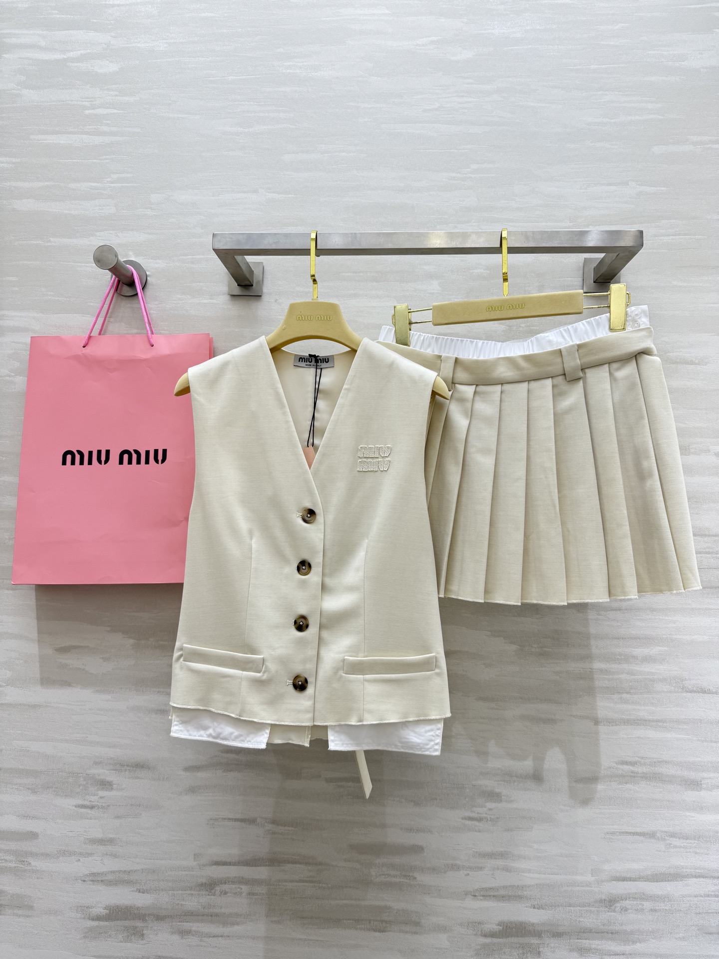 #Miumi♡²⁵新款撞色马甲套装 🖤无袖马甲+压褶半裙 一套上身巨显高 拉高身材比例视觉感 大气优雅 