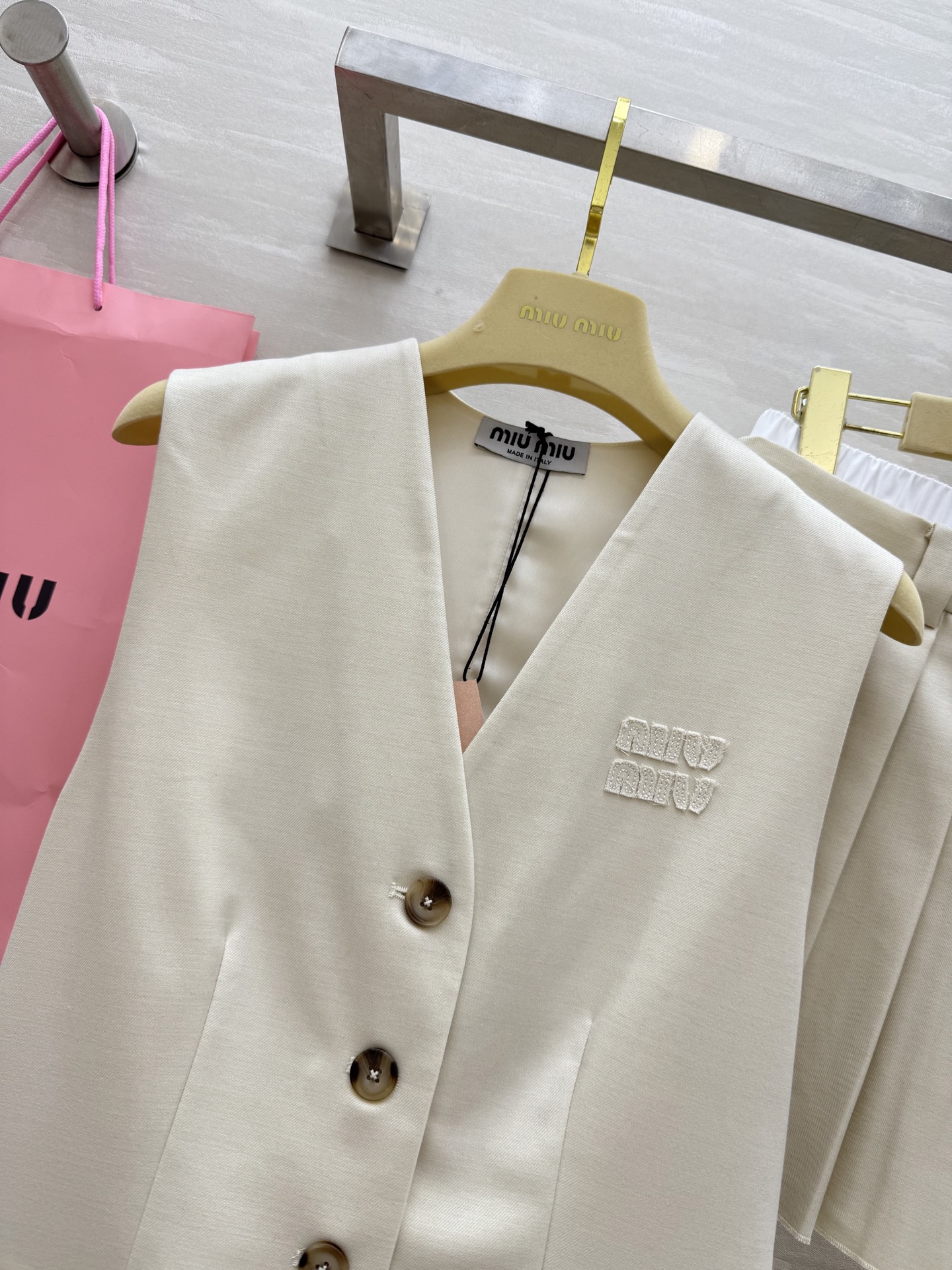 #Miumi♡²⁵新款撞色马甲套装 🖤无袖马甲+压褶半裙 一套上身巨显高 拉高身材比例视觉感 大气优雅 