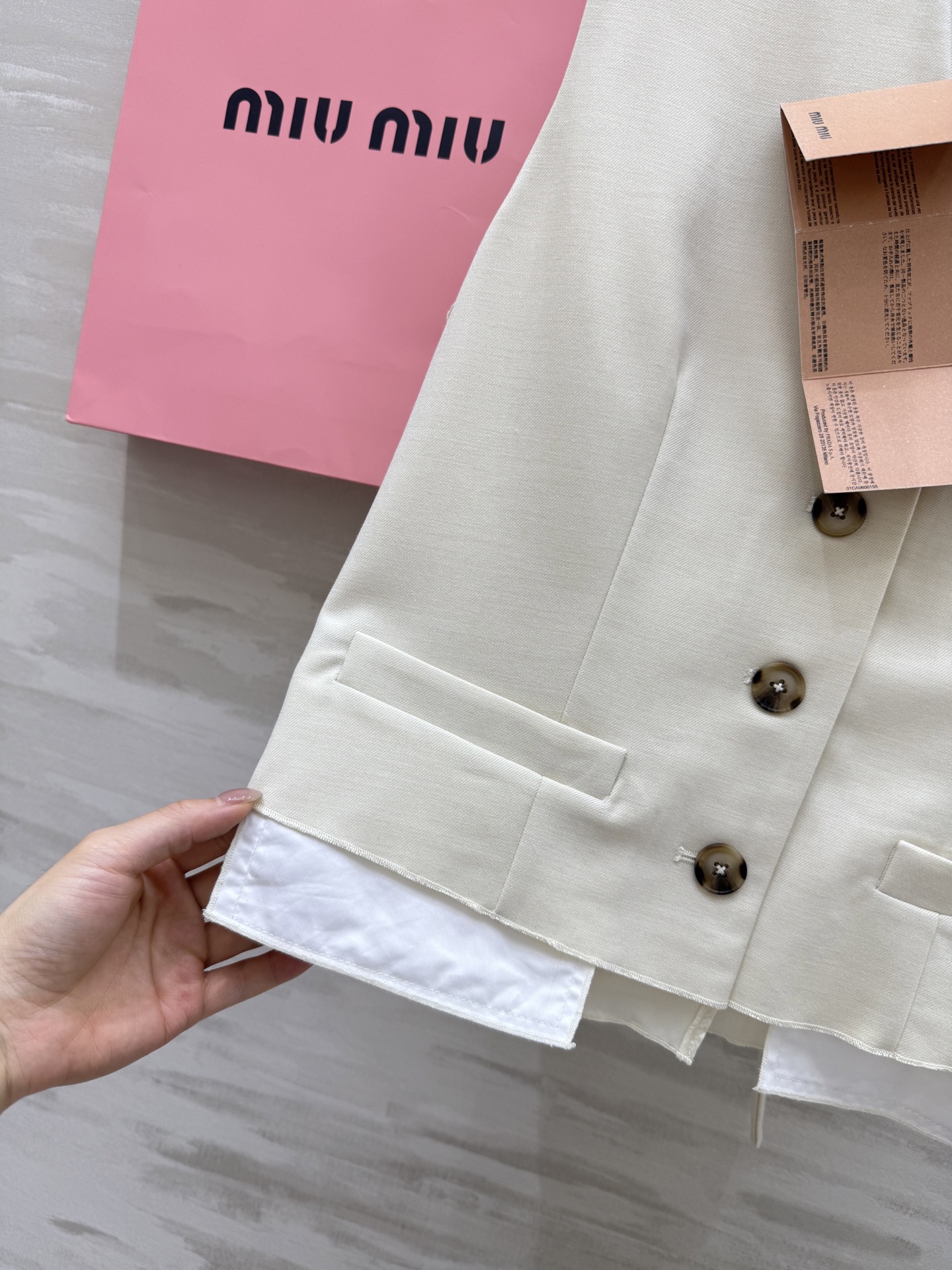 #Miumi♡²⁵新款撞色马甲套装 🖤无袖马甲+压褶半裙 一套上身巨显高 拉高身材比例视觉感 大气优雅 