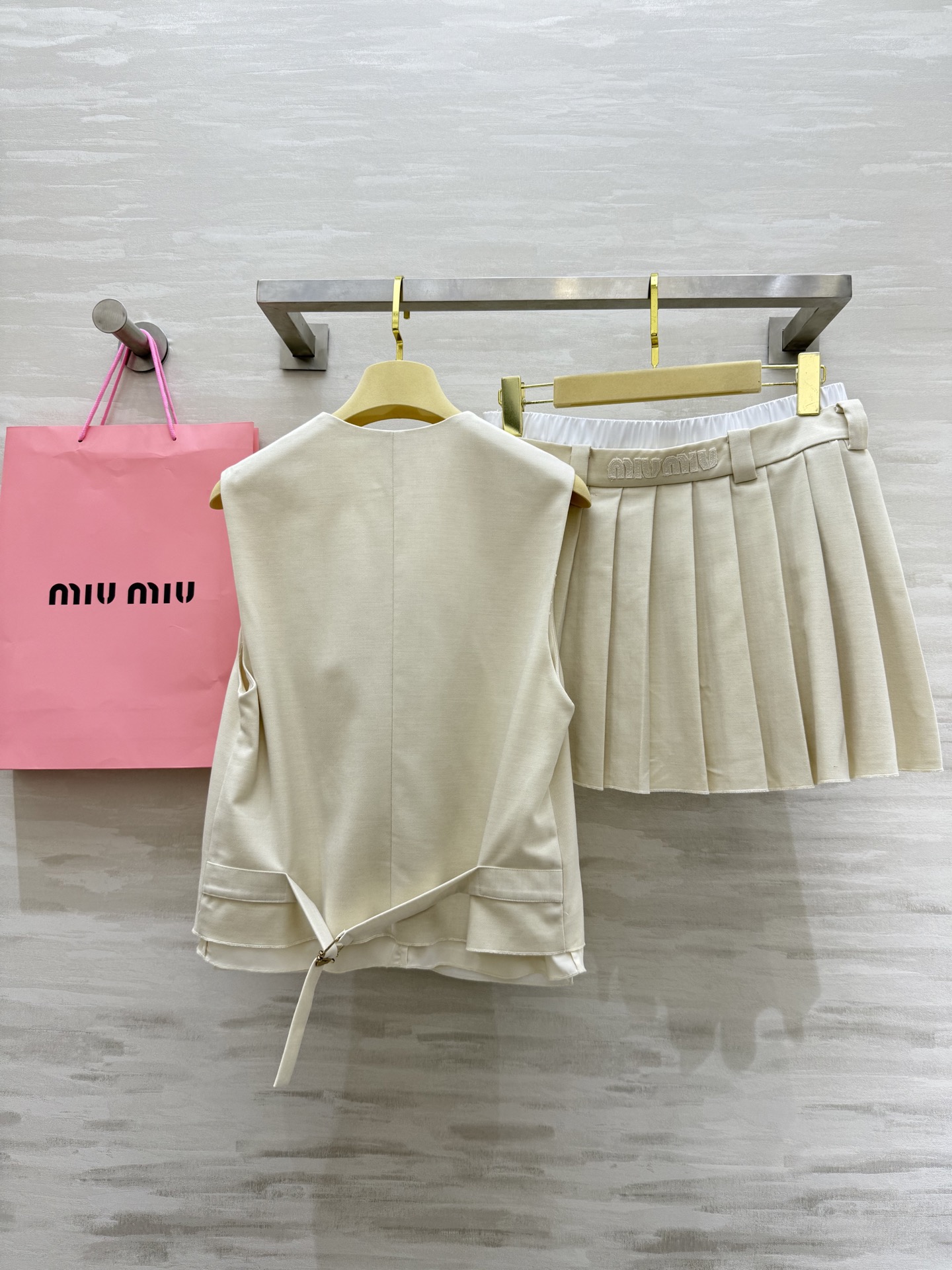 #Miumi♡²⁵新款撞色马甲套装 🖤无袖马甲+压褶半裙 一套上身巨显高 拉高身材比例视觉感 大气优雅 