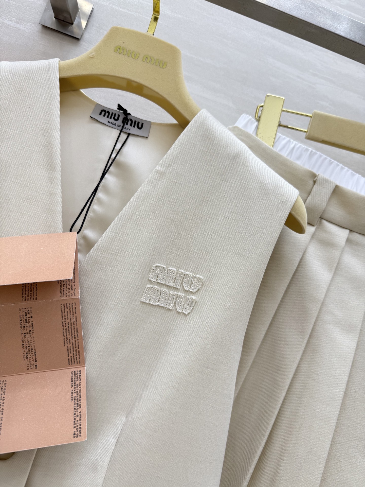 #Miumi♡²⁵新款撞色马甲套装 🖤无袖马甲+压褶半裙 一套上身巨显高 拉高身材比例视觉感 大气优雅 