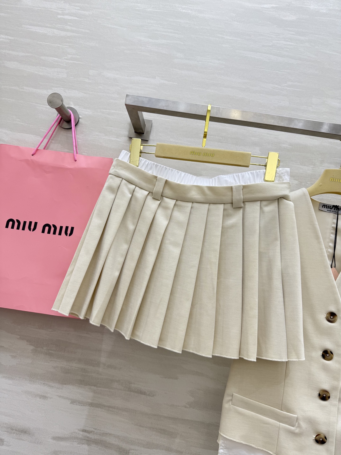 #Miumi♡²⁵新款撞色马甲套装 🖤无袖马甲+压褶半裙 一套上身巨显高 拉高身材比例视觉感 大气优雅 