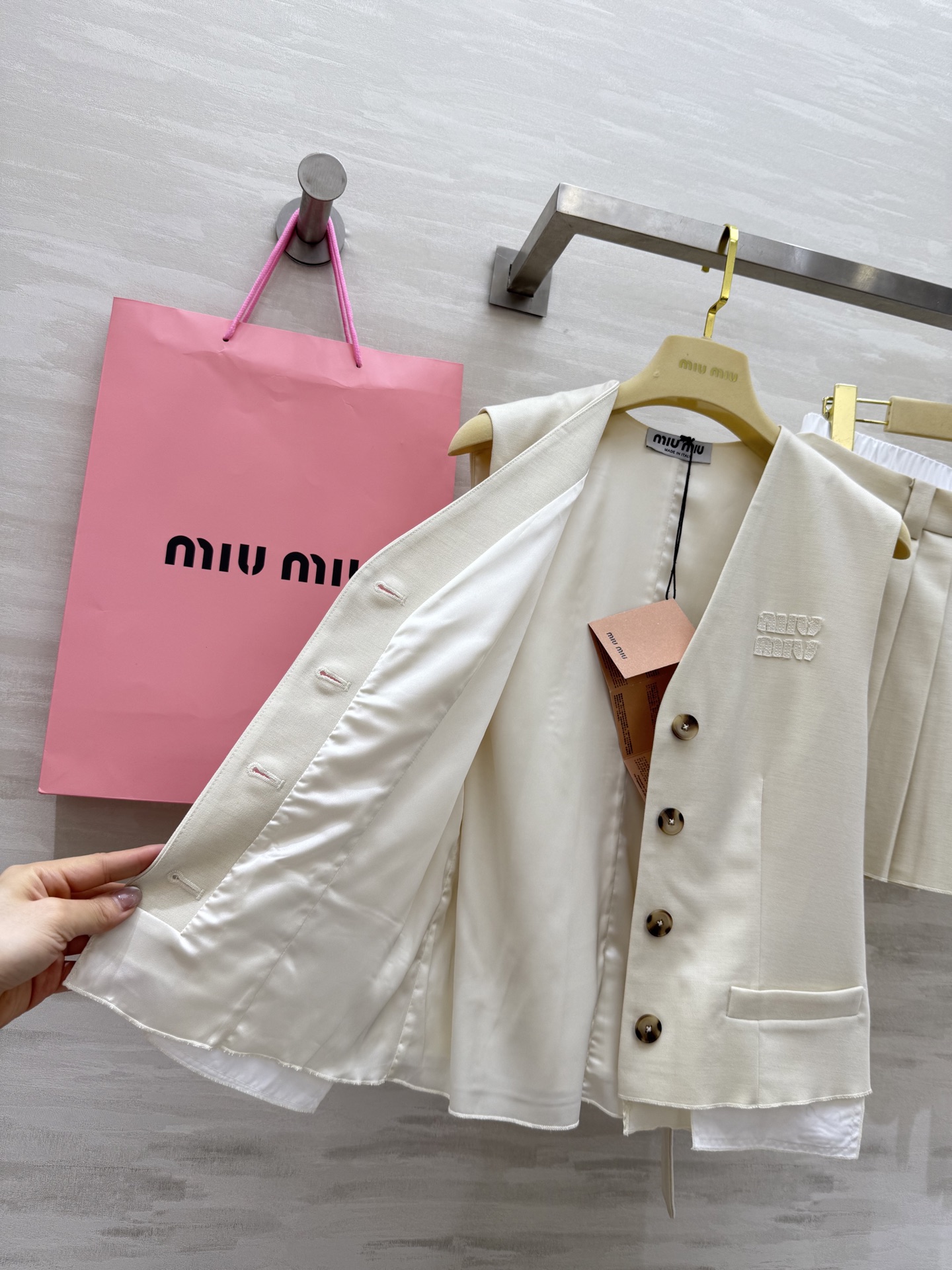 #Miumi♡²⁵新款撞色马甲套装 🖤无袖马甲+压褶半裙 一套上身巨显高 拉高身材比例视觉感 大气优雅 