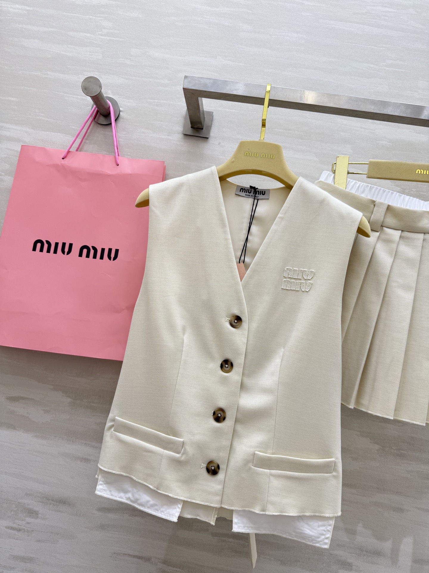 #Miumi♡²⁵新款撞色马甲套装 🖤无袖马甲+压褶半裙 一套上身巨显高 拉高身材比例视觉感 大气优雅 