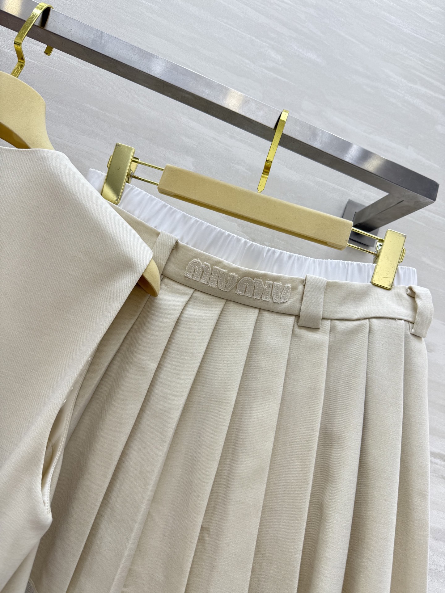 #Miumi♡²⁵新款撞色马甲套装 🖤无袖马甲+压褶半裙 一套上身巨显高 拉高身材比例视觉感 大气优雅 