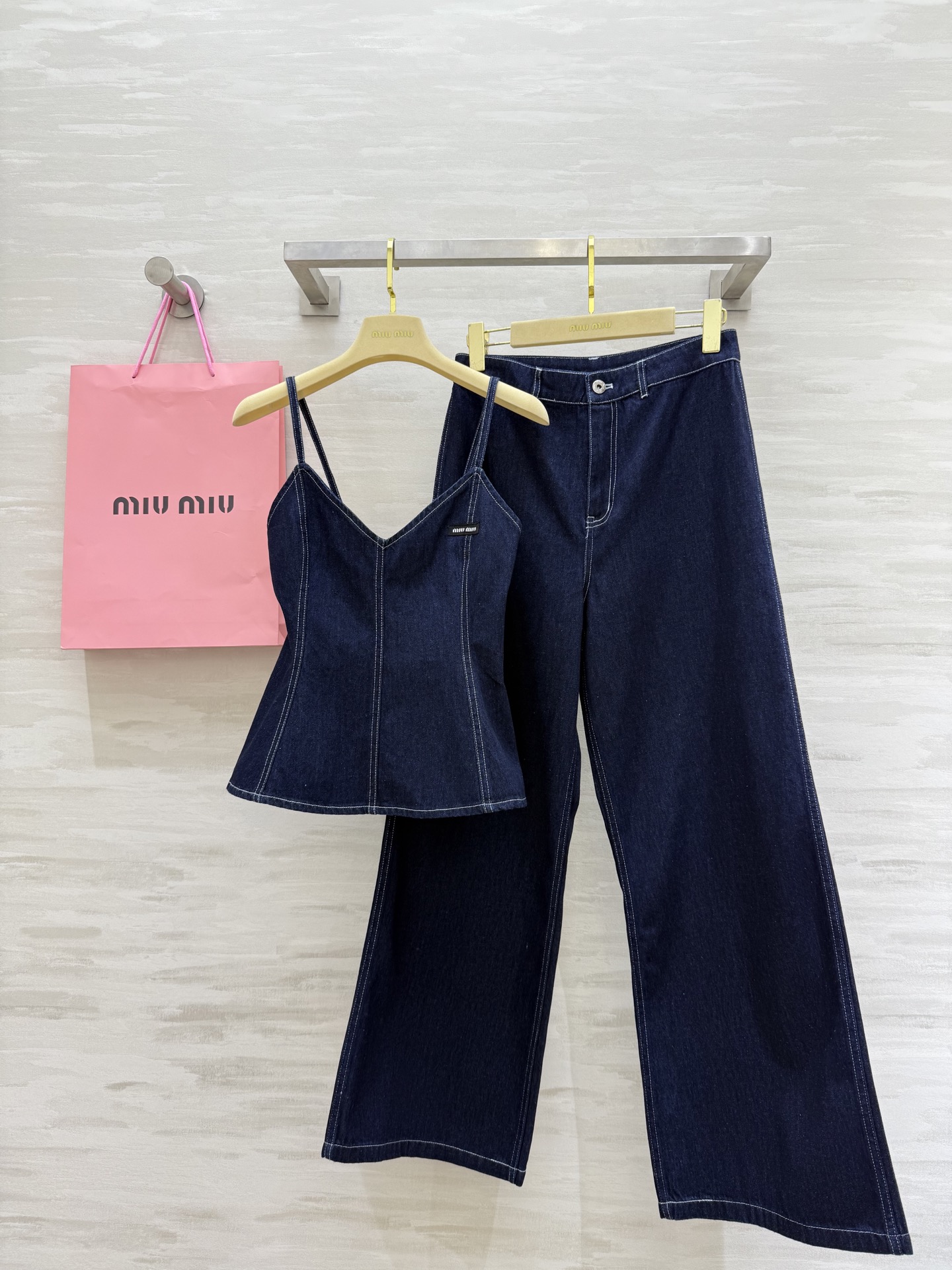 NO:452651,Slings, jeans.#Miumi Vacation Series New blue denim small suspenders + straight jeans The upper body is really good looking, full of vacation style, a perfect atmosphere artifact, photo shoot is also very good, waist-hugging + straight trousers, a set of matching, easy to cover the flesh, it looks good to wear with a T-shirt inside, separate development, high-quality customization, spot first-time sizeS/M/L (size s suspender bust 74, 51, trousers waist 66, hip 92, trousers length 99),,miumiu, jeans,tees, t-shirt,alexander wang19860909吊带,牛仔裤.#Miumi度假系列 新款蓝色牛仔小吊带+直筒牛仔裤 上身真的好看 满满的度假风 妥妥的氛围感神器 拍照也很出片 收腰+直筒长裤 一套搭配 轻松遮肉哦 里面搭配T恤穿也好看哦 分开发 高品质定制 现货首发sizeS/M/L（s码吊带胸围74,衣长51 ,裤子腰围66,臀围92,裤长99）,,miumiu,jeans,tees，t-shirt,alexander wang,Women's clothing