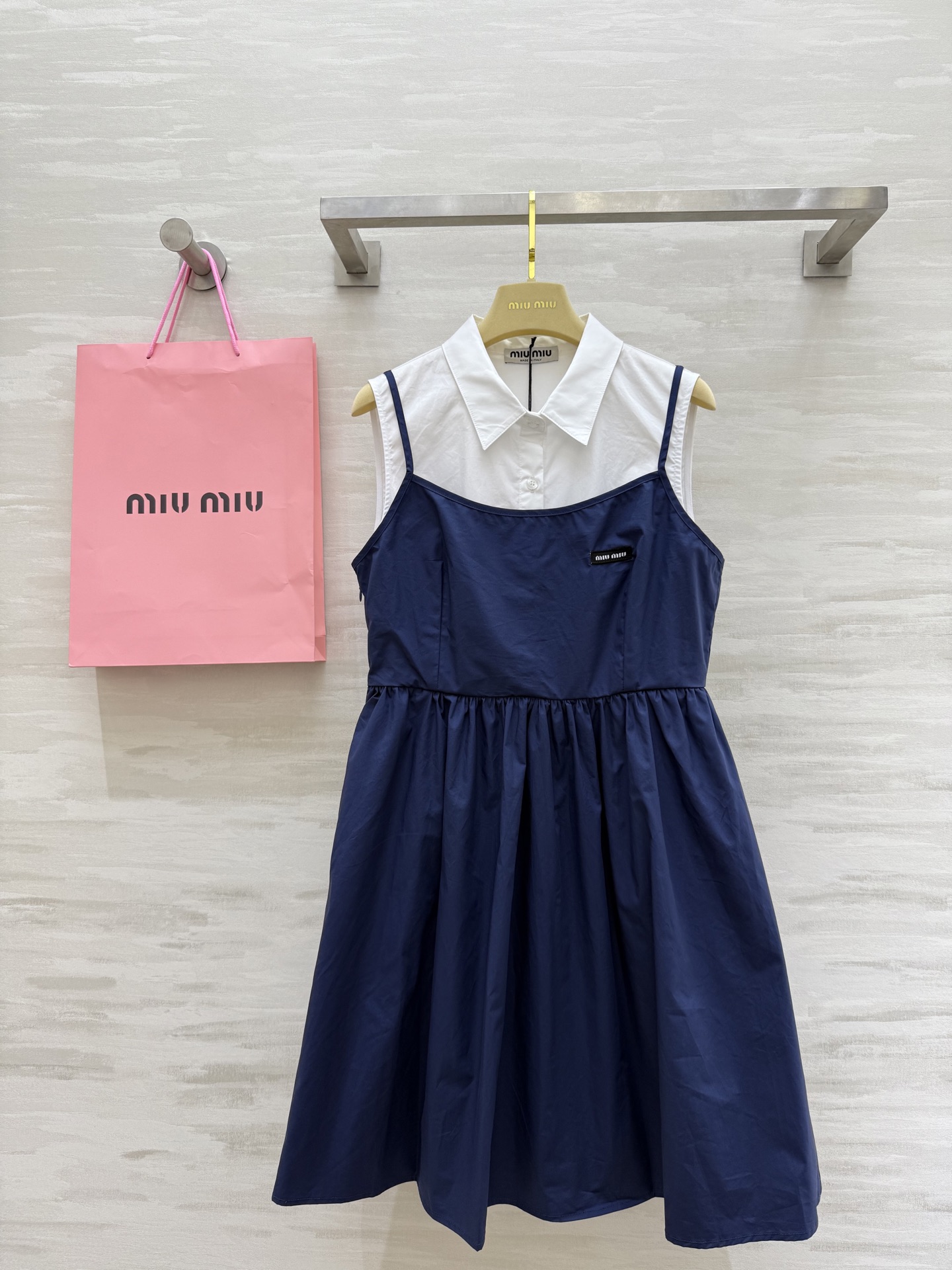 NO:453156,#Miumi new model fake two-piece design suspender dress, waist-hugging and fluffy skirt style, versatile and slim, age-reducing elegant and sweet style, high-quality customization, spot-on sizeS/M/L (size s-s bust 86, 87 length),,miumiu, skirts,alexander wang19860909#Miumi新款 假两件设计吊带连衣裙 收腰蓬蓬裙摆版型上身百搭又显瘦 减龄优雅甜酷风 高品质定制 现货首发sizeS/M/L（s码胸围86,衣长87）,,miumiu,skirts,alexander wang,Women's clothing