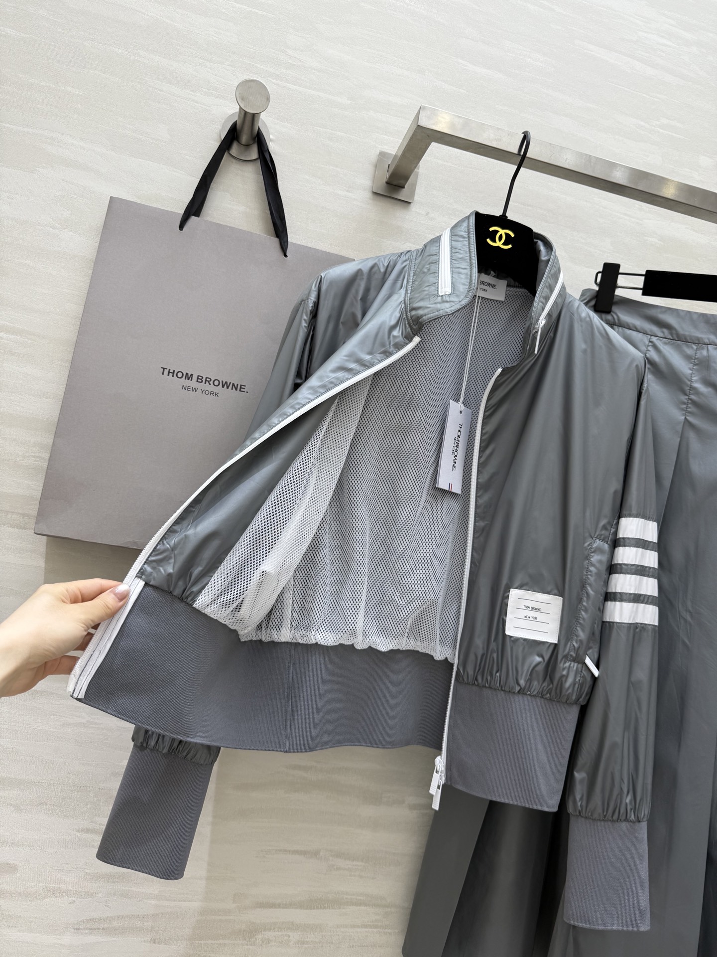 #TB²⁵新款运动系列 学院少女风 灰色记忆丝尼龙夹克+中长款压褶半裙 集减龄和时髦于一身的套装 配色很