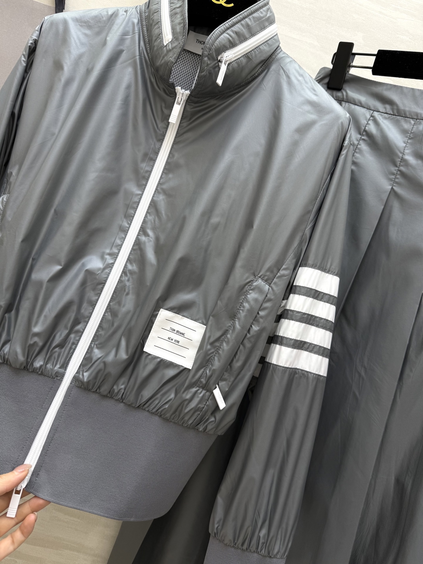 #TB²⁵新款运动系列 学院少女风 灰色记忆丝尼龙夹克+中长款压褶半裙 集减龄和时髦于一身的套装 配色很