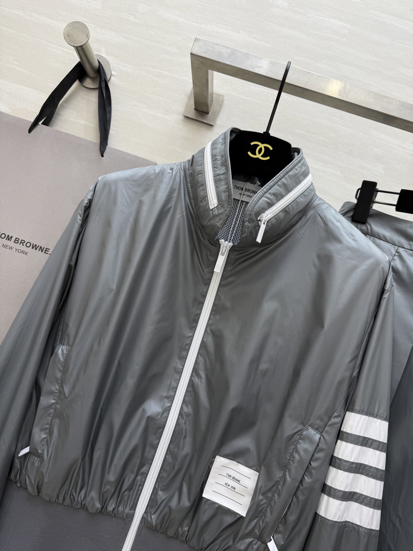 #TB²⁵新款运动系列 学院少女风 灰色记忆丝尼龙夹克+中长款压褶半裙 集减龄和时髦于一身的套装 配色很