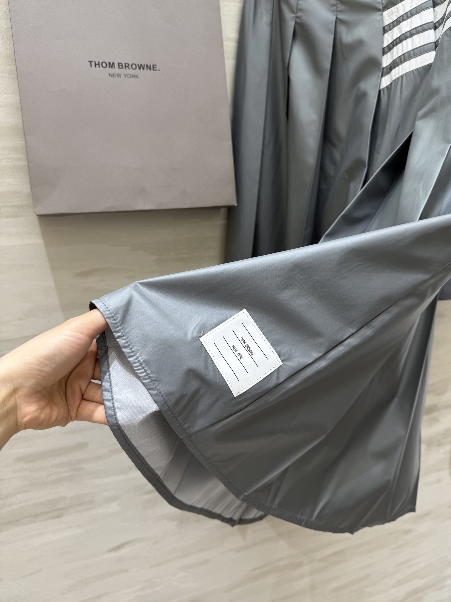 #TB²⁵新款运动系列 学院少女风 灰色记忆丝尼龙夹克+中长款压褶半裙 集减龄和时髦于一身的套装 配色很