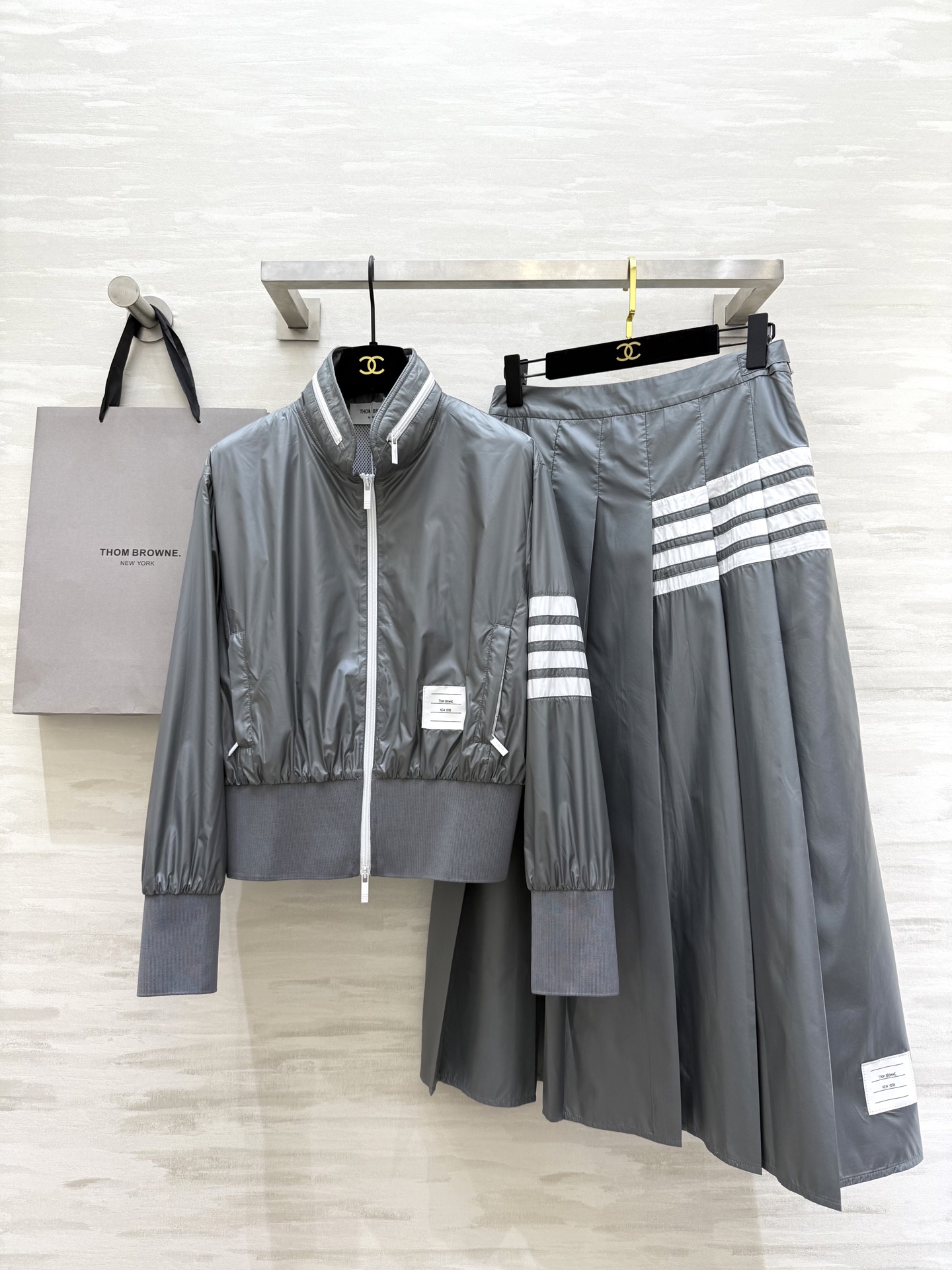 #TB²⁵新款运动系列 学院少女风 灰色记忆丝尼龙夹克+中长款压褶半裙 集减龄和时髦于一身的套装 配色很