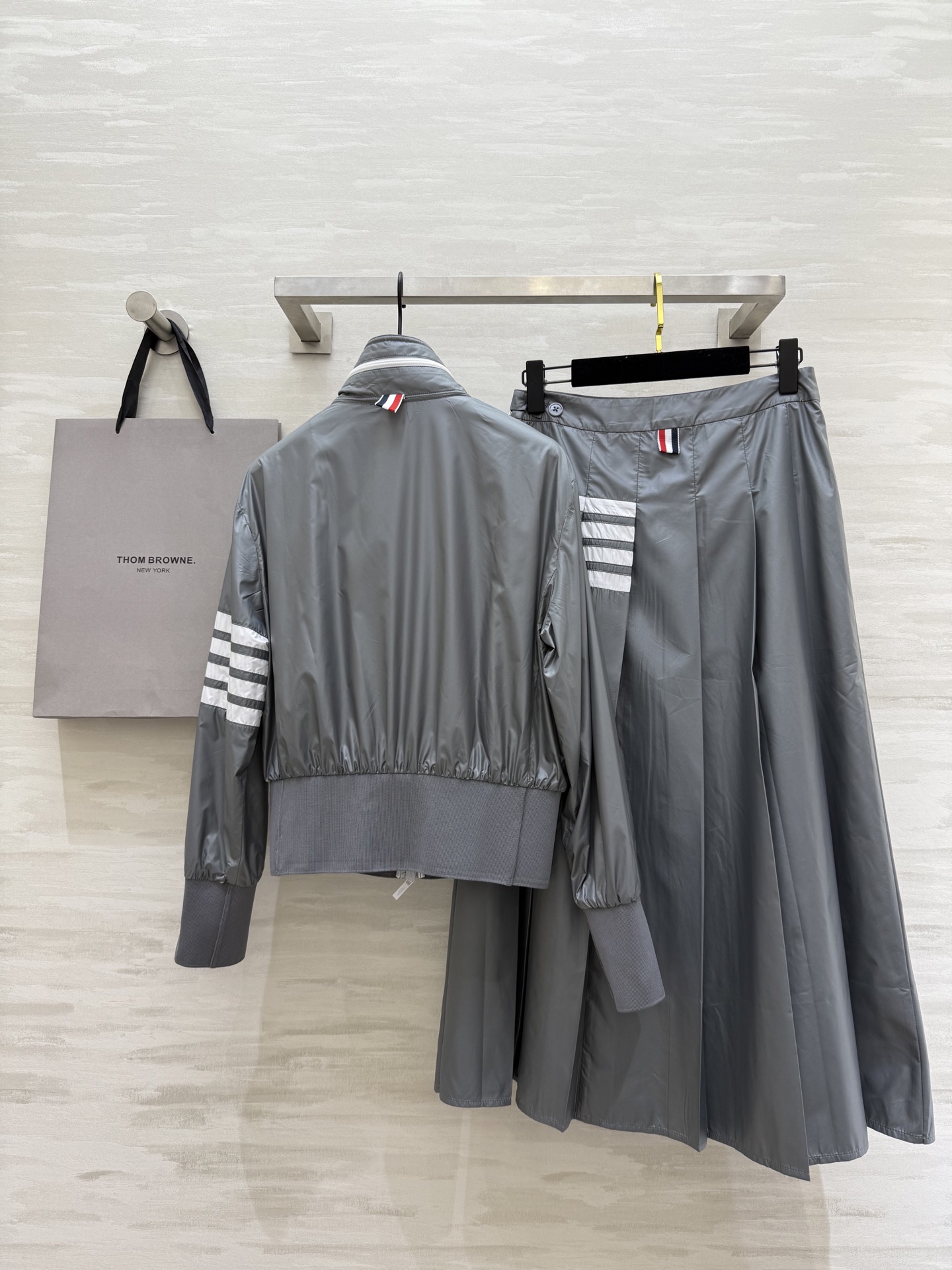 #TB²⁵新款运动系列 学院少女风 灰色记忆丝尼龙夹克+中长款压褶半裙 集减龄和时髦于一身的套装 配色很