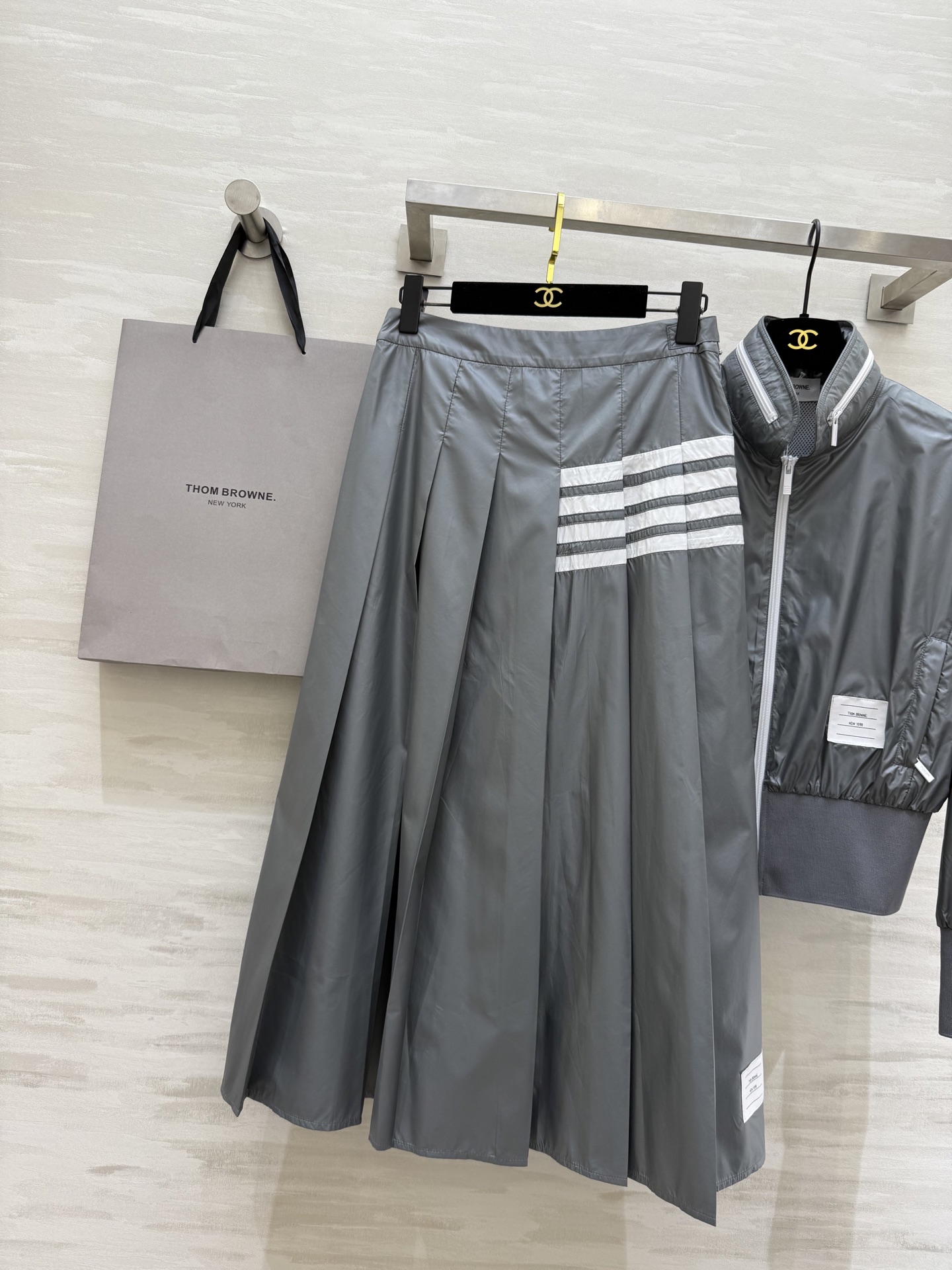 #TB²⁵新款运动系列 学院少女风 灰色记忆丝尼龙夹克+中长款压褶半裙 集减龄和时髦于一身的套装 配色很