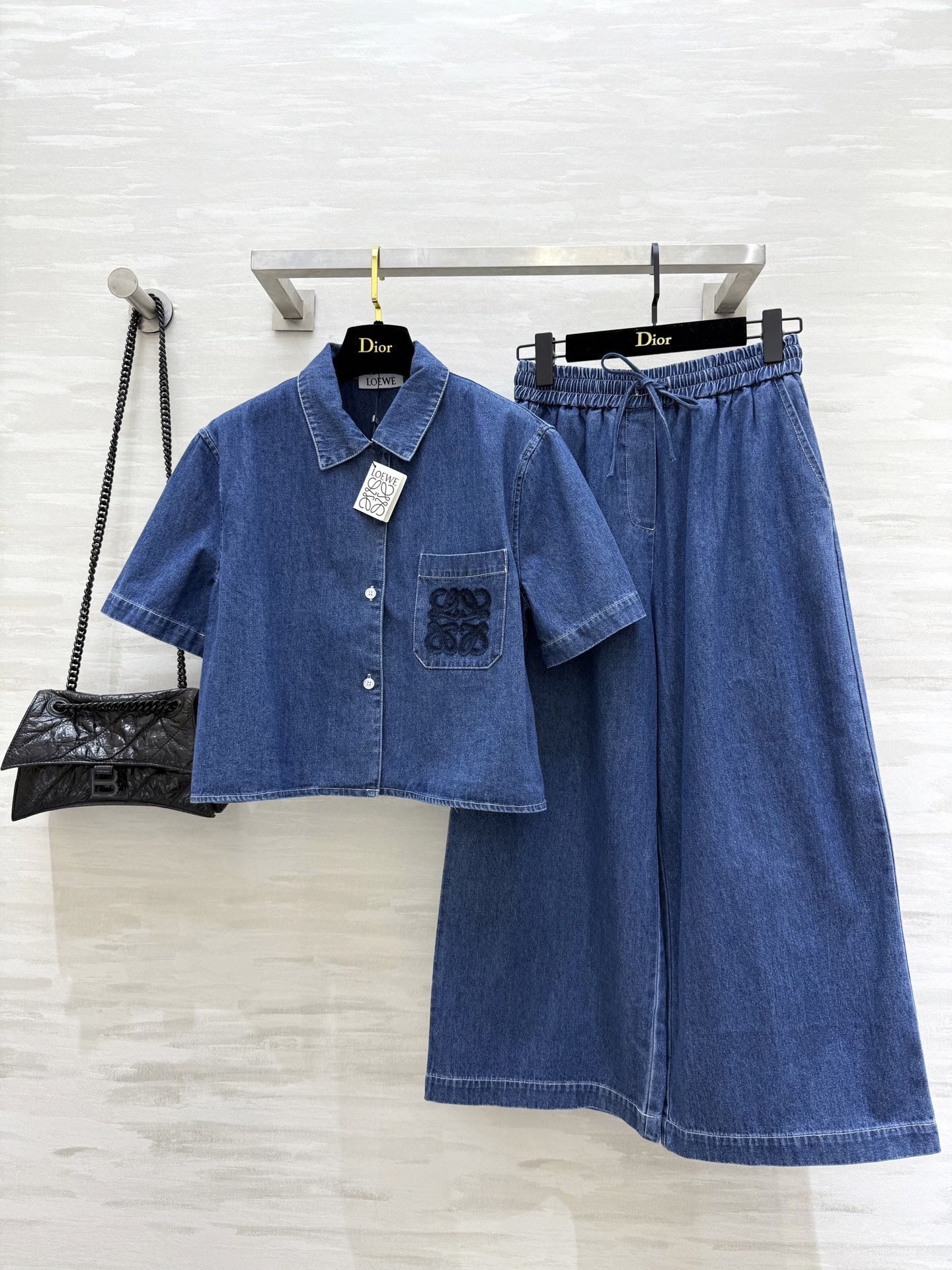 NO:453186,Shirt, pants #Loew Island Holiday Paula’s series denim short-sleeved shirt wide-leg pants heavy craft three-dimensional toothbrush embroidery design classic short H-style style not picky and versatile and fashionable, sweet and salty upper body look super slim, washing denim fabric is quite wide and texture is excellent, high-quality customization spot first-time sizeS/M/L (size size 104, 49, trousers waist 64, trousers length 85, loewe, T-shirt, alexander wang19860909衬衣,裤子#Loew海岛度假Paula’s系列 牛仔短袖衬衣阔腿裤 重工艺立体牙刷绣花工艺设计 经典小短款H版型 不挑人百搭又时髦 可甜可盐上身超显瘦 洗水牛仔面料挺阔质感超赞 高品质定制 现货首发sizeS/M/L（s码胸围104,衣长49,裤子腰围64,裤长85,,loewe,T-shirt,alexander wang,Women's clothing