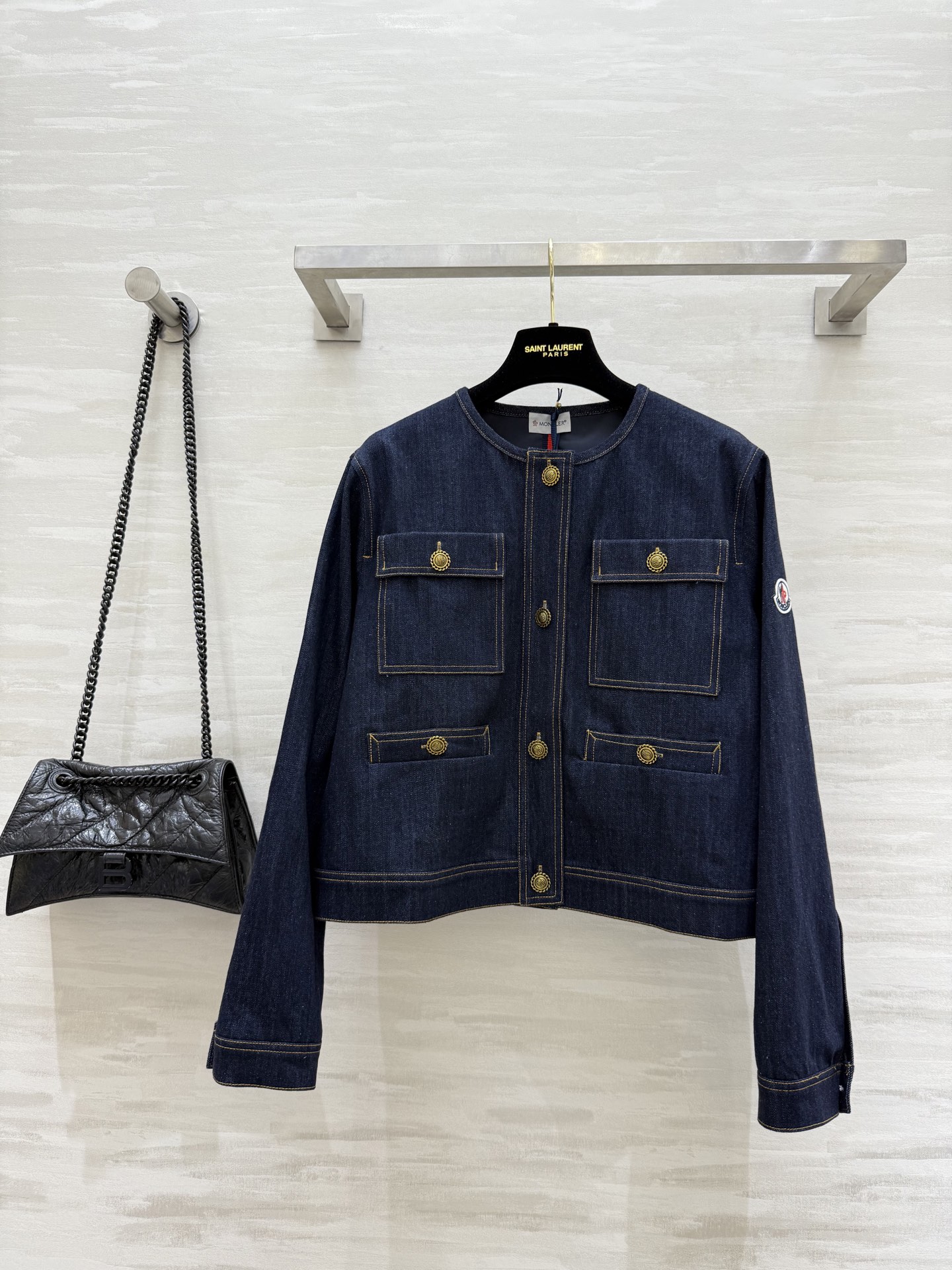 NO:453147,#Moncle new style retro denim washing denim jacket jacket with condensed nylon design on the back, round neck, small short style, huge and versatile upper body, full of four-pocket design, original color denim looks good and fashionable, with a retro feel, whoever wears it looks good, high-quality customization, spot first-time sizeS/M/L (size s size 104, 50 length),, jackets & coats, jackets & coats, alexander wang19860909#Moncle新款 复古丹宁洗水牛仔夹克外套 背面缩褶尼龙设计 圆领小短款版型上身巨百搭 四口袋设计感十足 原色牛仔好看又时髦 自带复古感 谁穿谁好看 高品质定制 现货首发sizeS/M/L（s码胸围104,衣长50）,,jackets & coats,jackets & coats,alexander wang,Women's clothing