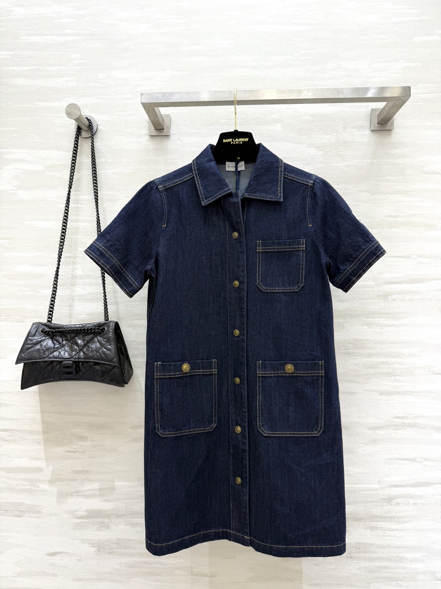 NO:453157,#Moncle new retro denim washing cowboy dress with leather label on the back, low-key and luxurious design, neat lapel, handsome small A-style cut, huge and versatile upper body, original color denim, fashionable and retro feel, super practical denim skirt, commuting every day, high-quality customization, spot first-time sizeS/M/L (size s size 94, skirt length 84), skirts, alexander wang19860909#Moncle新款复古丹宁洗水牛仔连衣裙 背面皮标设计低调奢华 利落翻领 帅气小A版型剪裁上身巨百搭 原色牛仔好看又时髦自带复古感 超级实穿的牛仔裙 通勤日常皆可 高品质定制 现货首发sizeS/M/L（s码胸围94,裙长84）,,skirts,alexander wang,Women's clothing