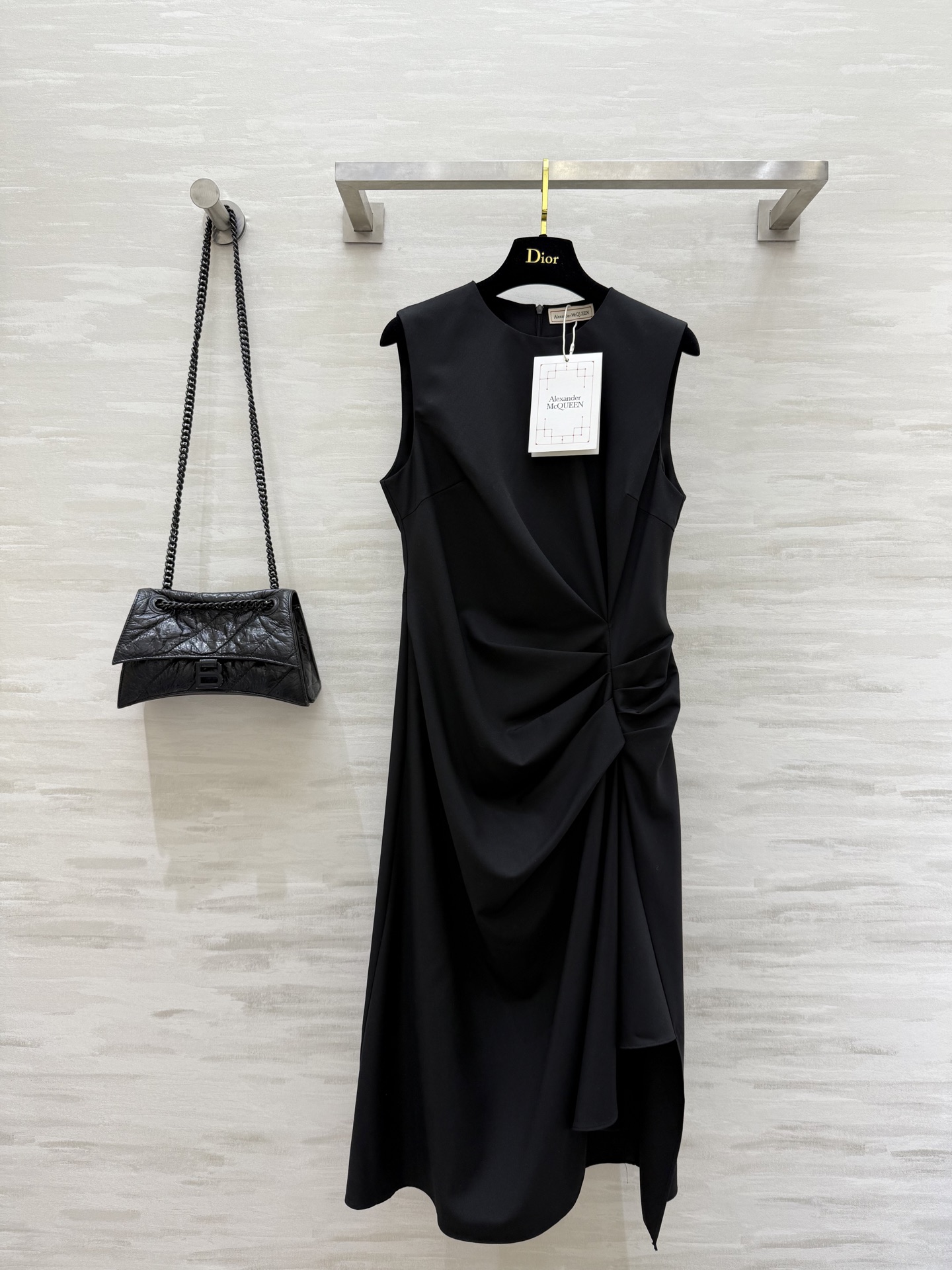 NO:453167,#Alexander McQUEEN new pleated waist dress is a must-have for sweet and cool girls. Classic style cut, fashionable and handsome. High-quality customization. Spot sizeS/M/L (M size bust 86, length 110), skirts, alexander wang19860909#Alexander McQUEEN新款褶皱收腰连衣裙 甜酷女孩必备 经典版型剪裁 时髦又帅气 高品质定制 现货首发sizeS/M/L（M码胸围86,衣长110）,,skirts,alexander wang,Women's clothing